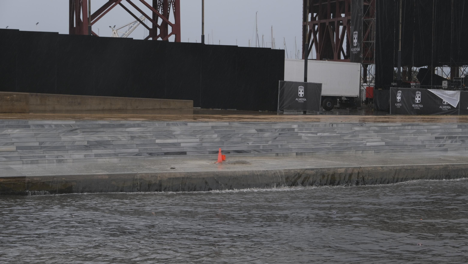 Los almerienses expresan su alegría por la lluvia