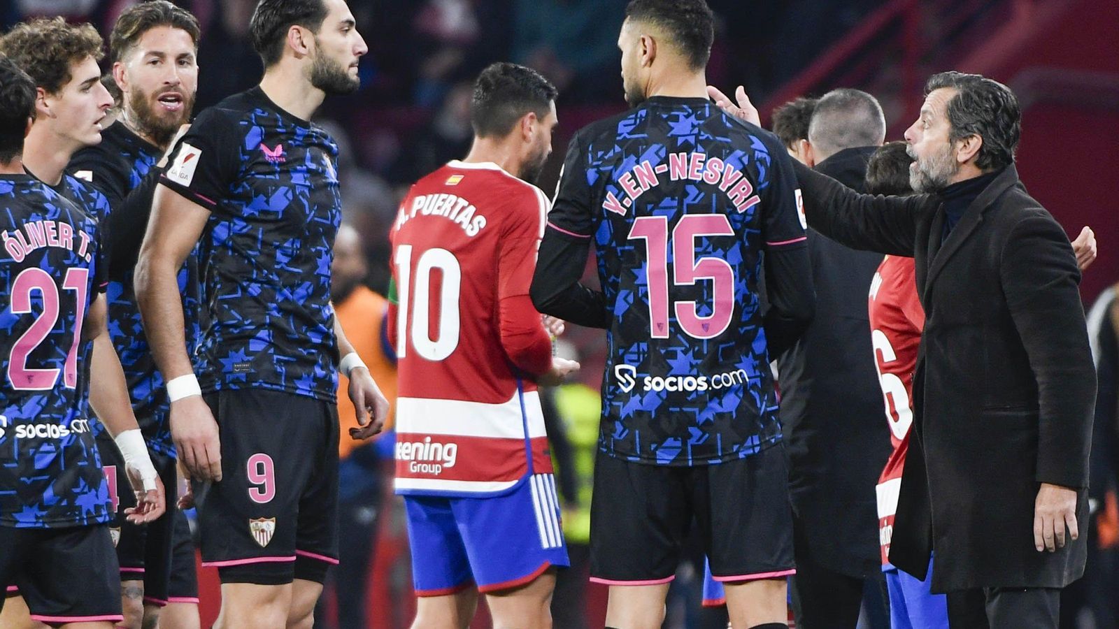 Quique Flores le da instrucciones a sus futbolistas durante la revisión de la tarjeta roja a Manu Bueno.