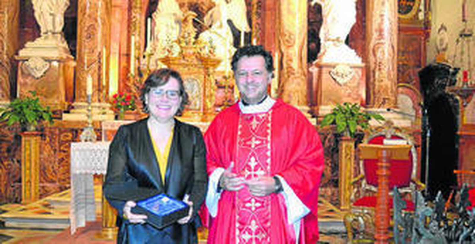 Esther Luque, tras recibir el premio de manos de Rafael Pérez Pallarés.