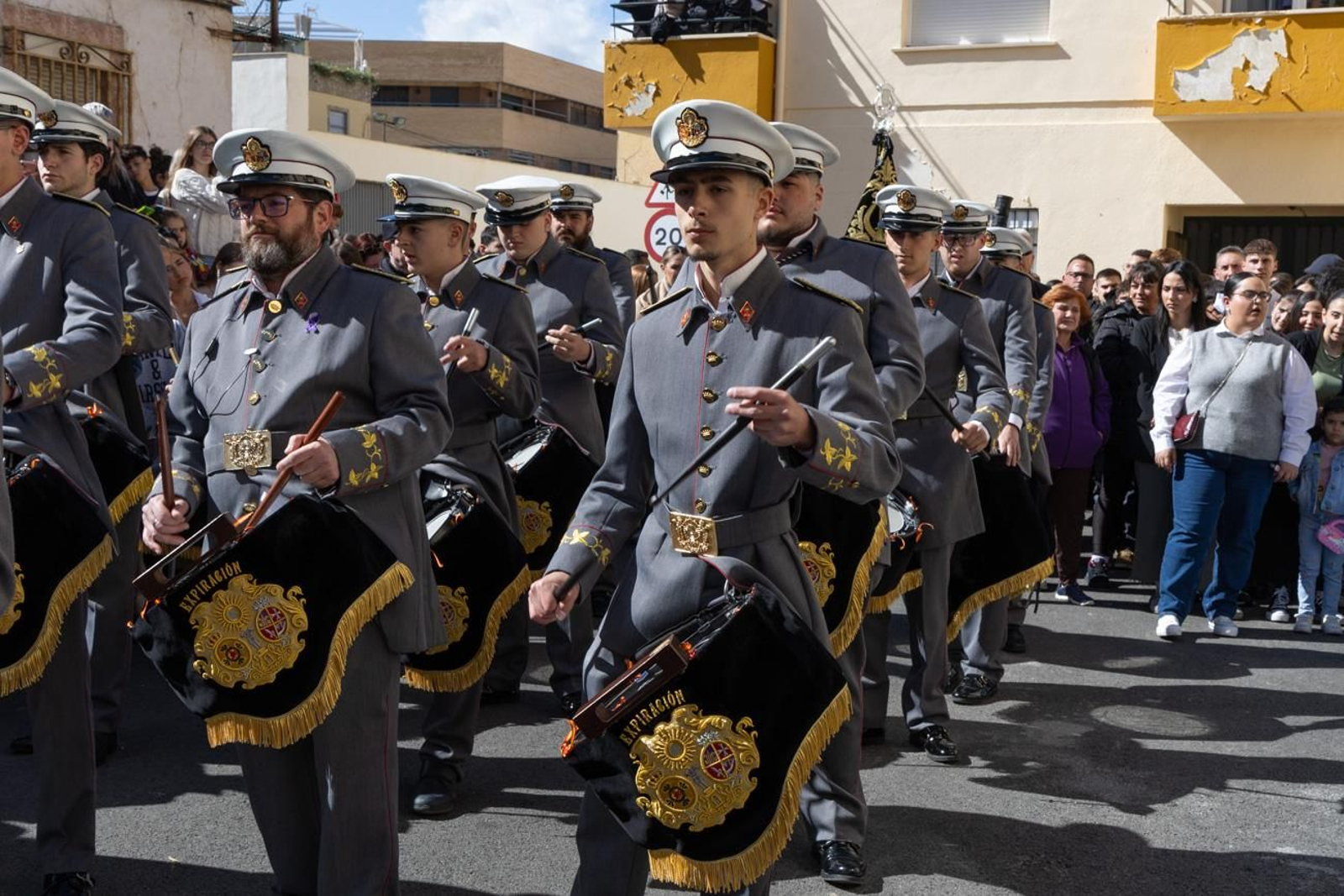 El Miércoles Santo inicia la tarde con los nazarenos trinitarios del barrio de Santa Isabel