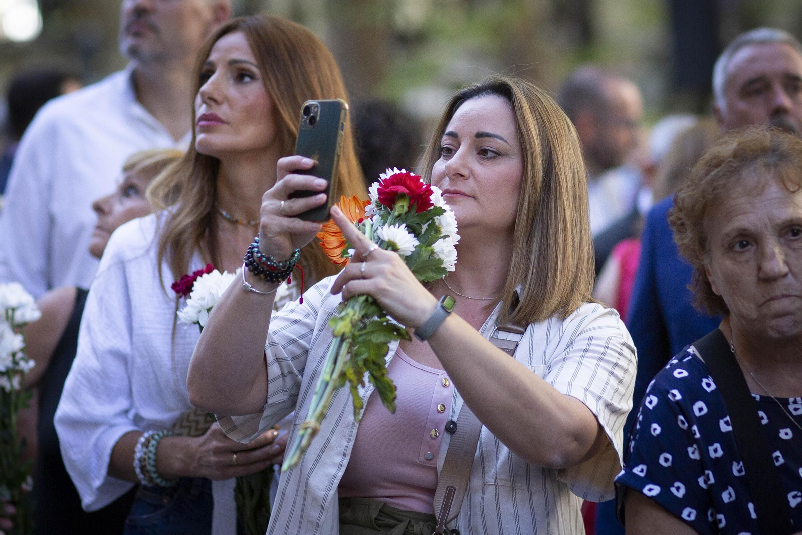 La ofrenda floral a la Virgen de las Angustias, patrona de Granada, en imágenes