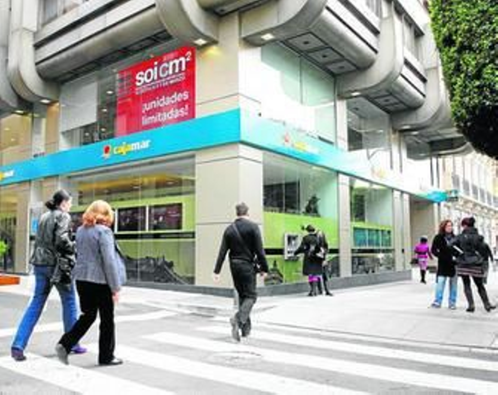 La emblemática Oficina 00 de Cajamar luce unas pantallas en las que anuncia el Salón de Oportunidades.