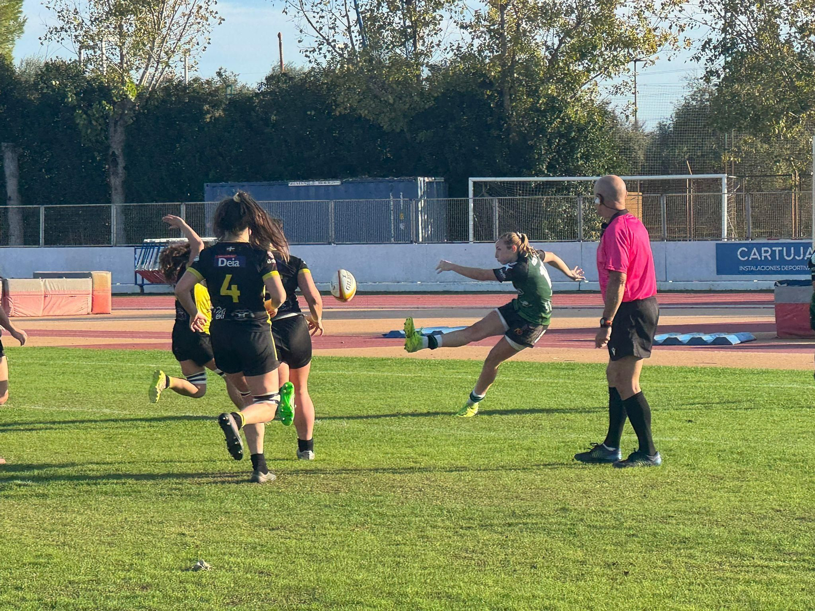 Patada defensiva de Lea Ducher desde detrás de su línea.