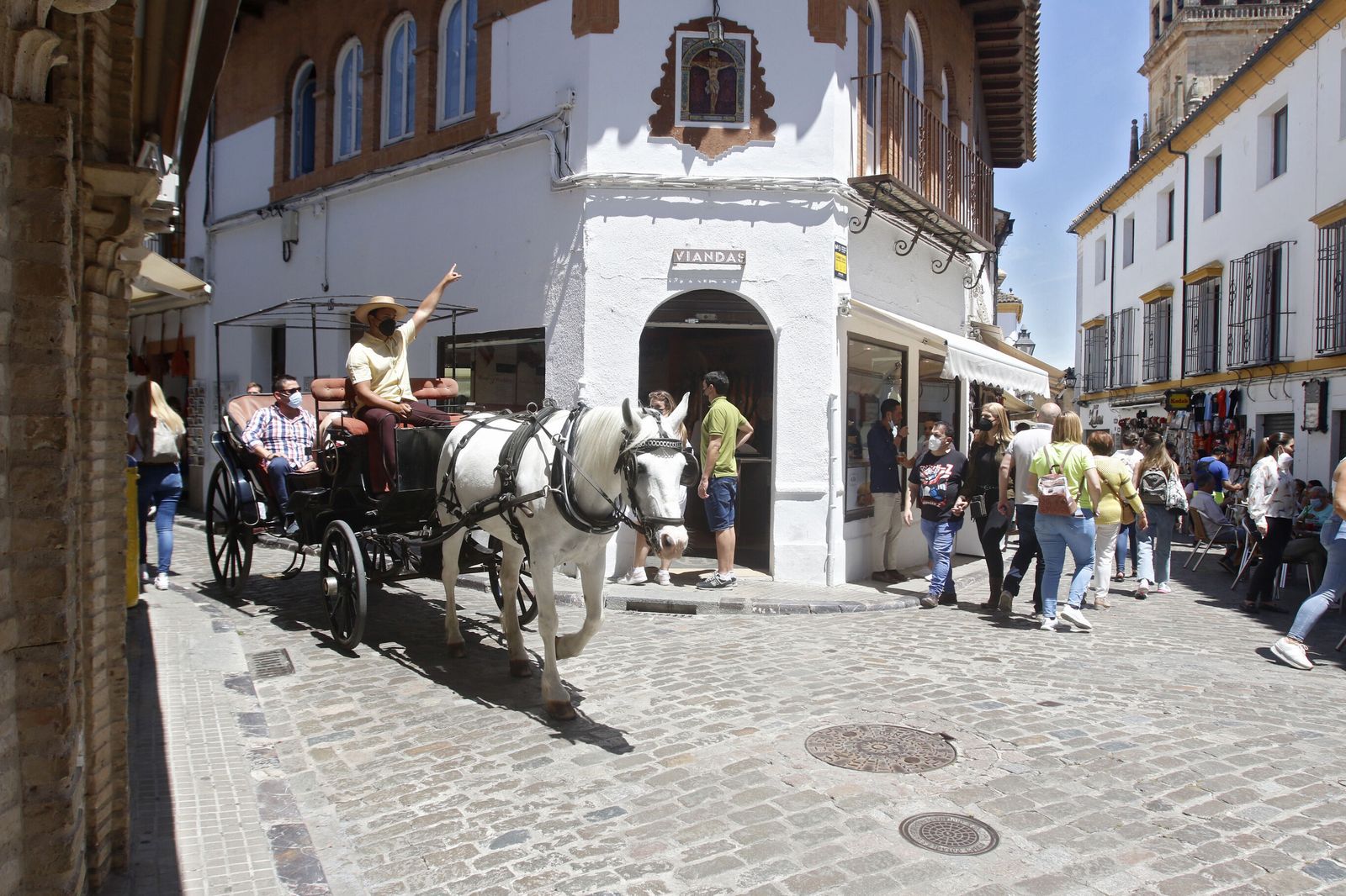 Turistas por el entorno de la Judería.