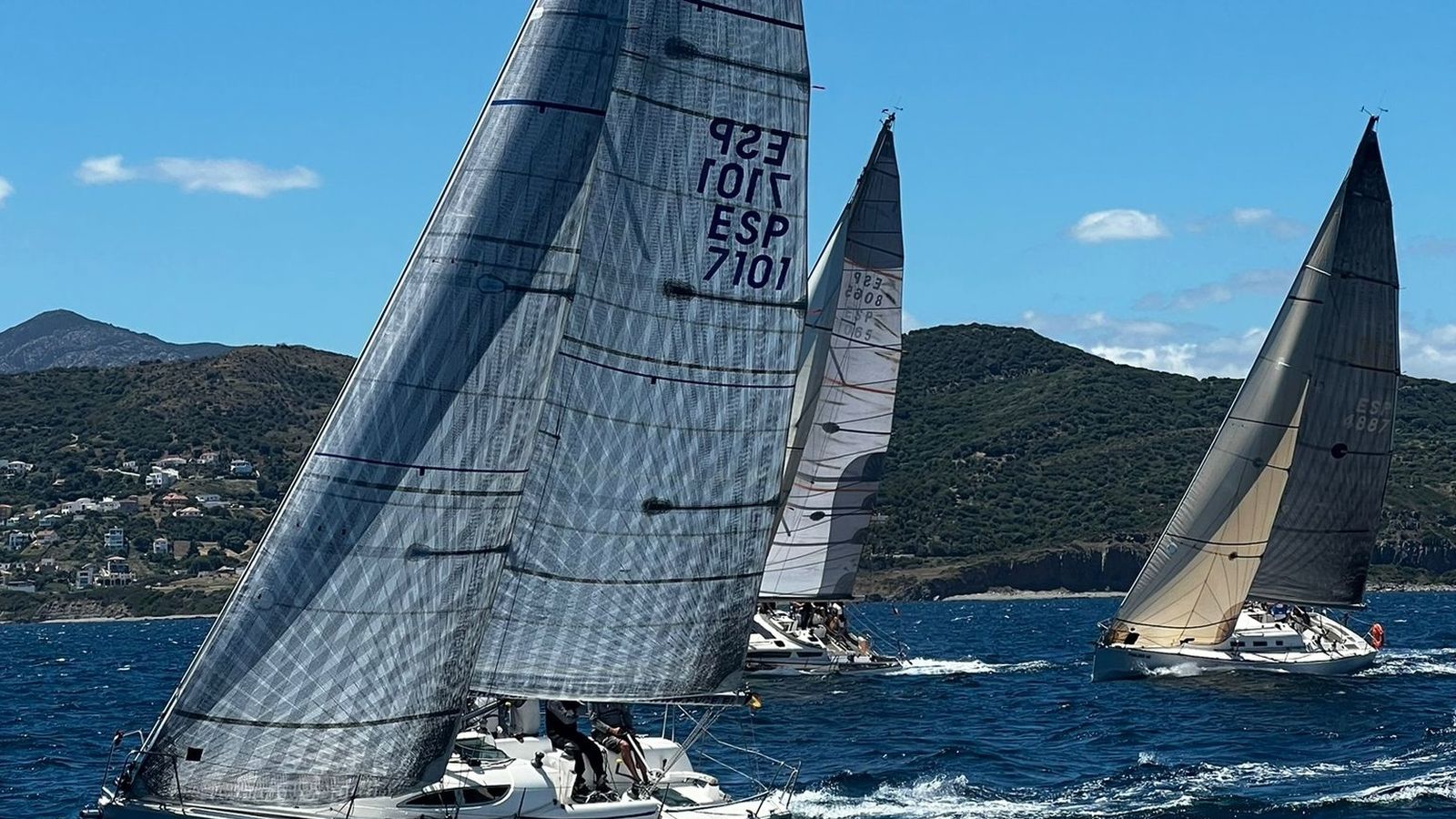 El barco ‘Ceuta Sí’, patroneado por Paco Ruiz, fue primero en muchos momentos de la regata.
