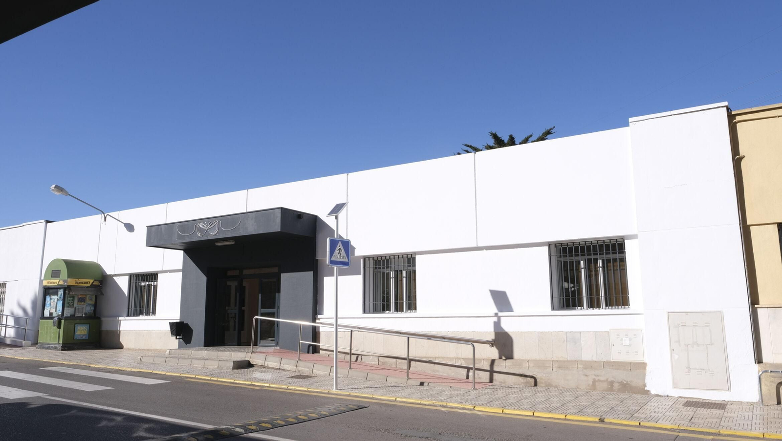 La cafetería, ahora reconvertida en un espacio living con máquinas expendedoras, mesas, sillas, microondas y tostadora para dar un servicio mínimo a pacientes, usuarios y personal del hospital.