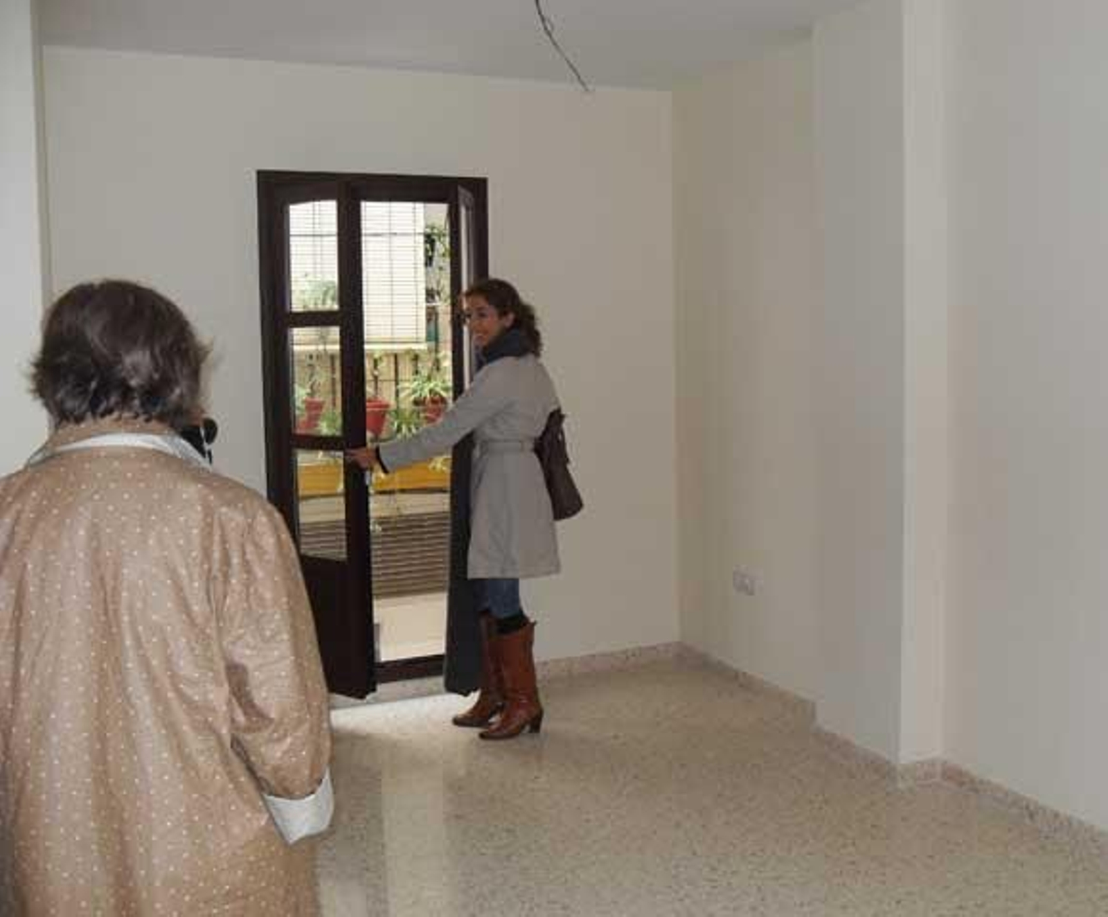 Teófila Martínez ha entregado dos promociones de viviendas del programa municipal en el barrio de Santa María de Cádiz./Fotos: A.G.

Foto: A.G.