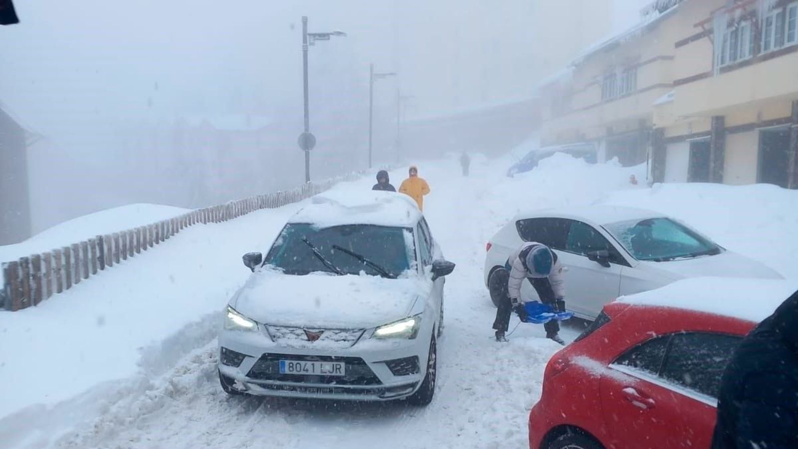 Vehículos atascados en la estación de esquí de Sierra Nevada este domingo