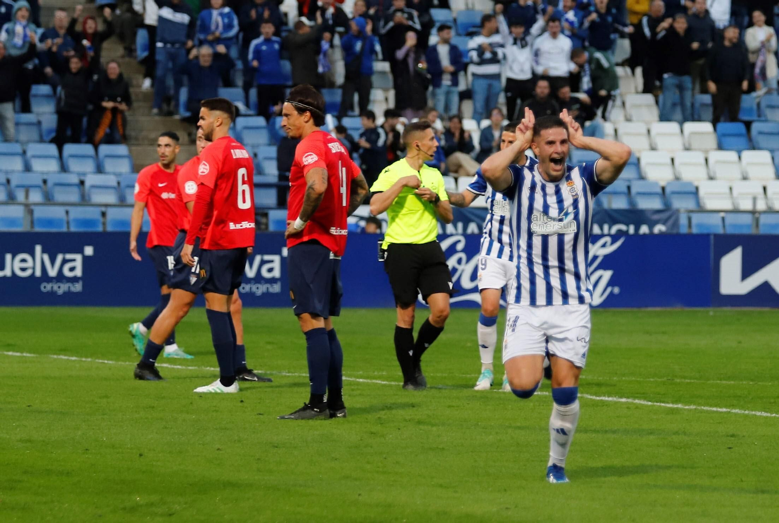 David del Pozo celebra su gol al San Fernando.