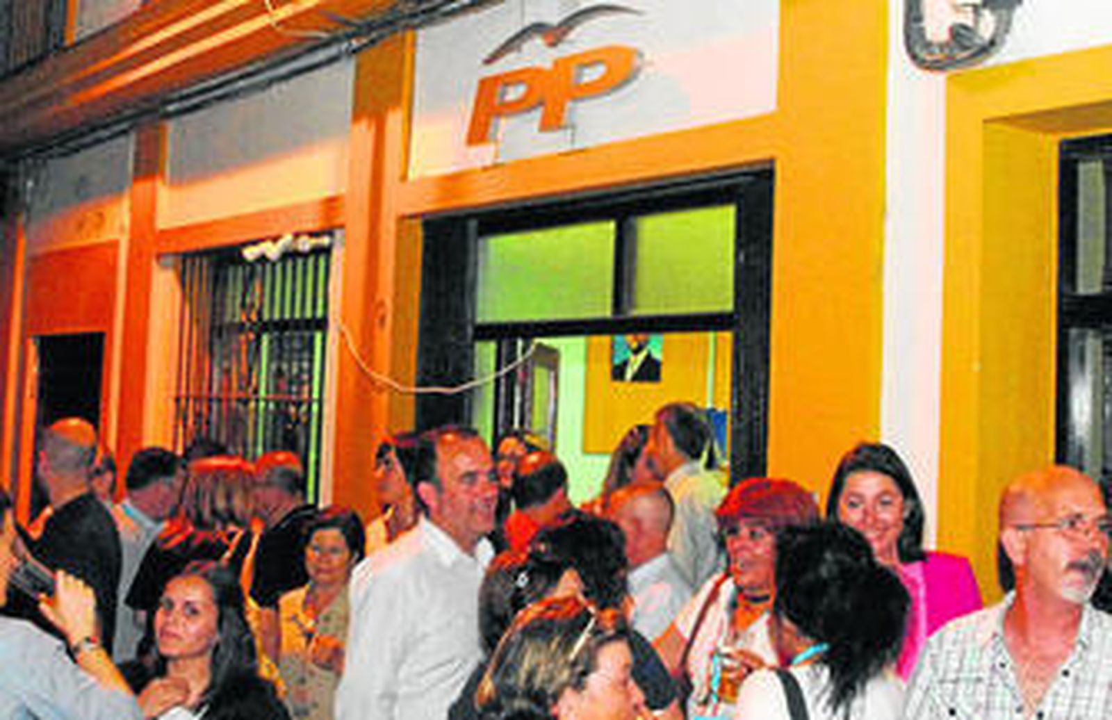 Militantes del PP en las puertas de la sede del partido, la noche del pasado domingo electoral.
