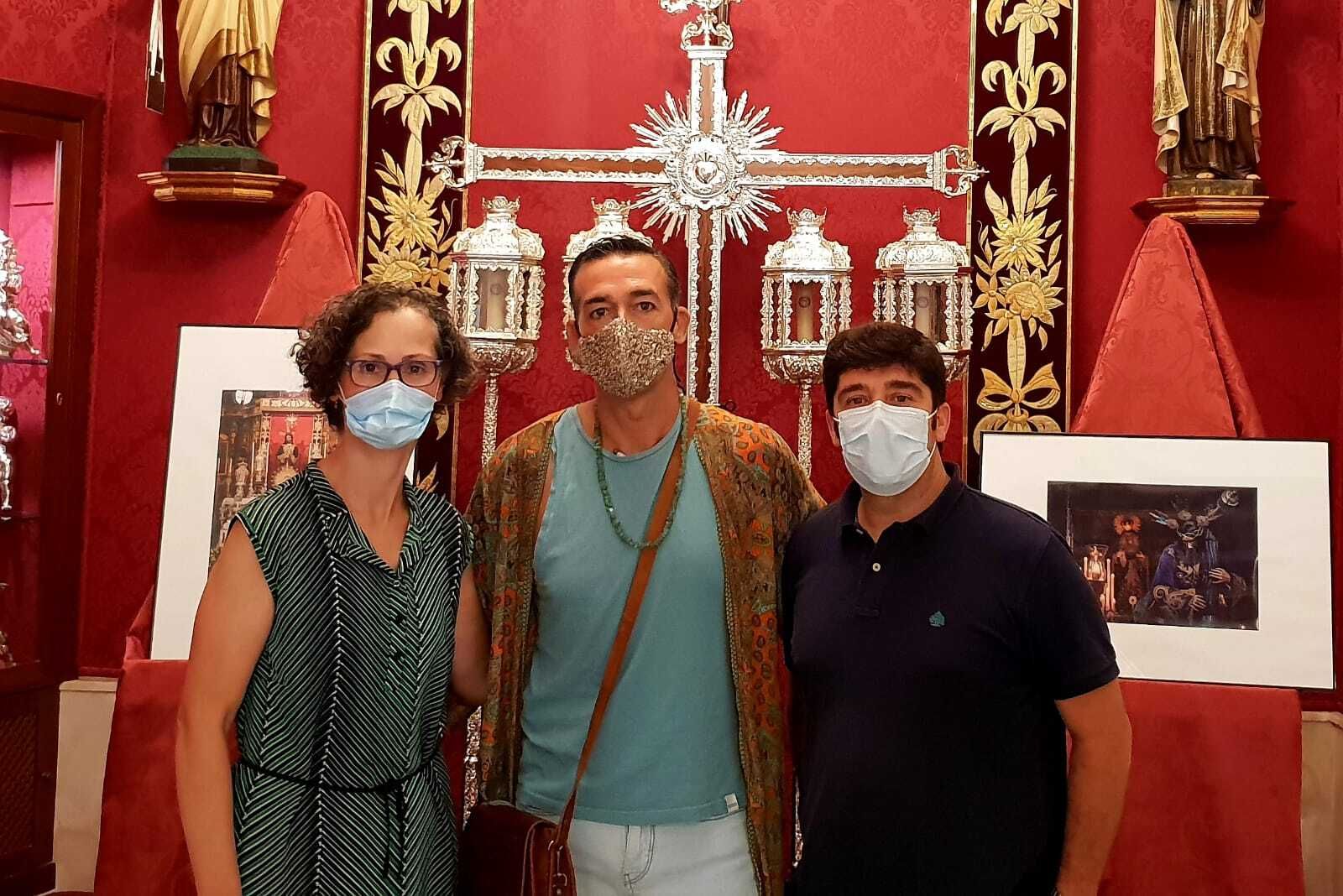 De izquierda a derecha: María del Mar Figuereo, David Calleja y Miguel Ángel Rojas, en la exposición.