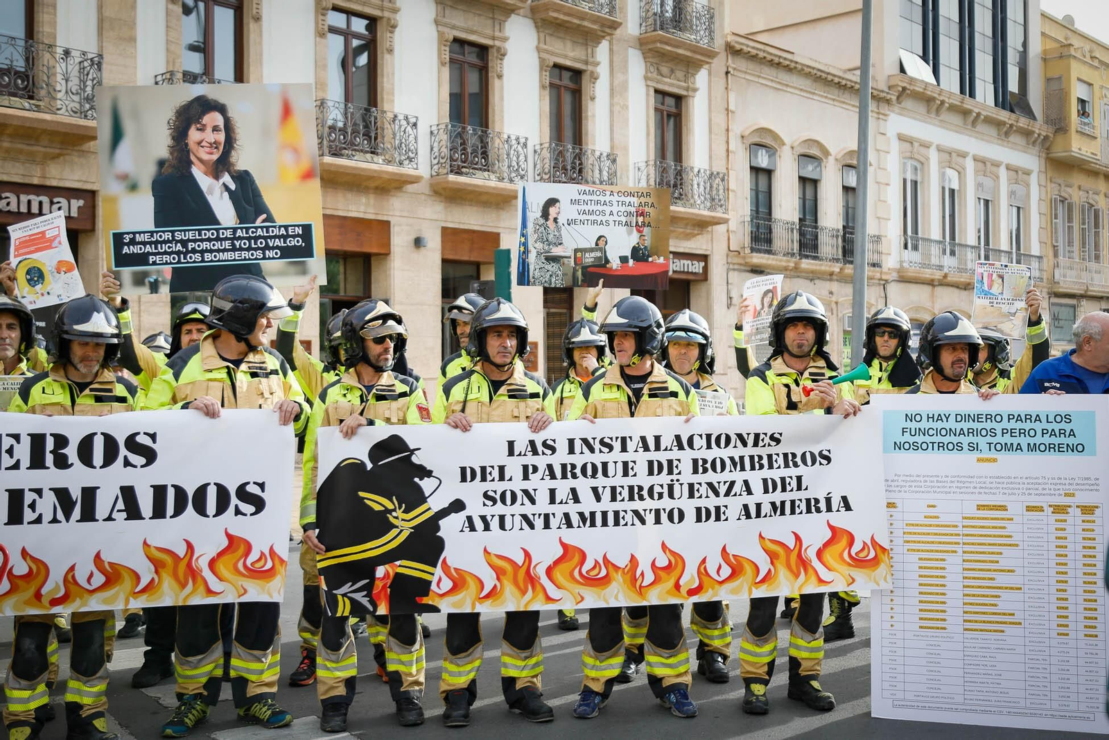 Imágenes de la manifestación de bomberos en Almería