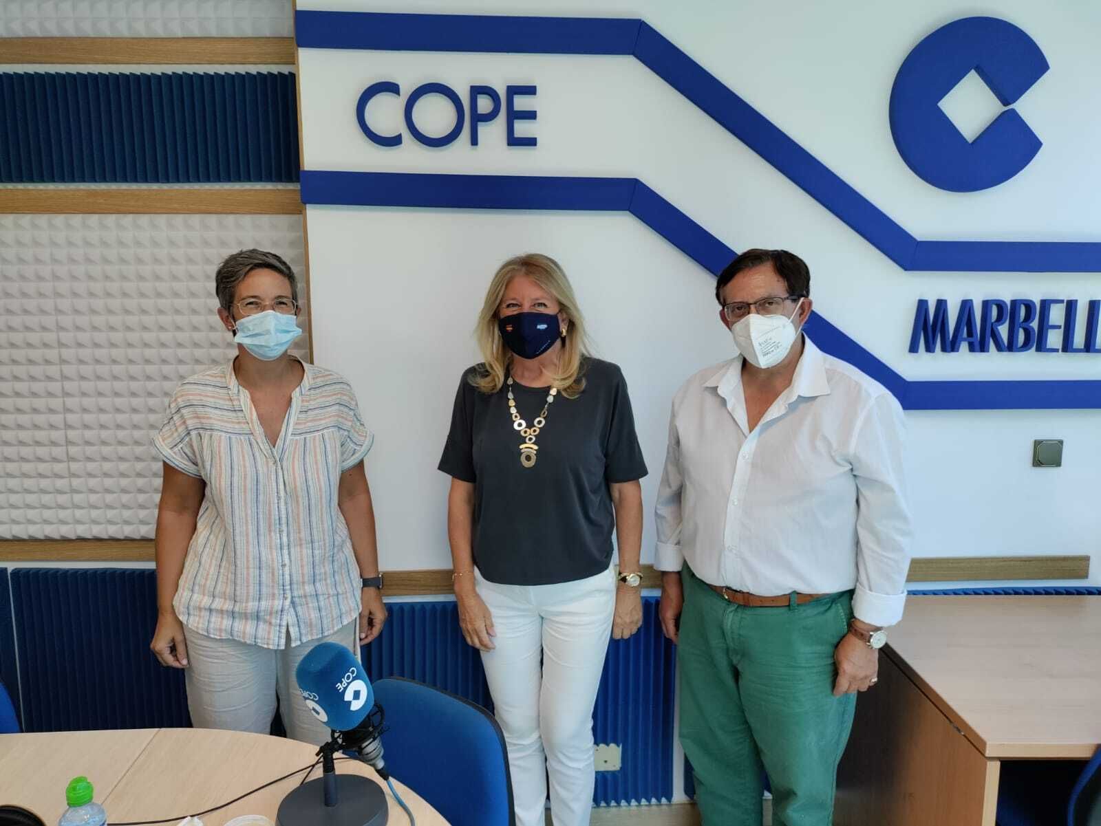 La alcaldesa de Marbella, Ángeles Muñoz (C.).