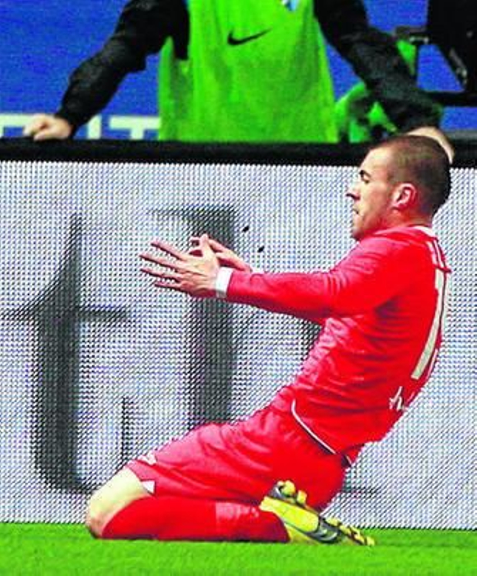 Luna celebra su primer gol con la primera plantilla sevillista.