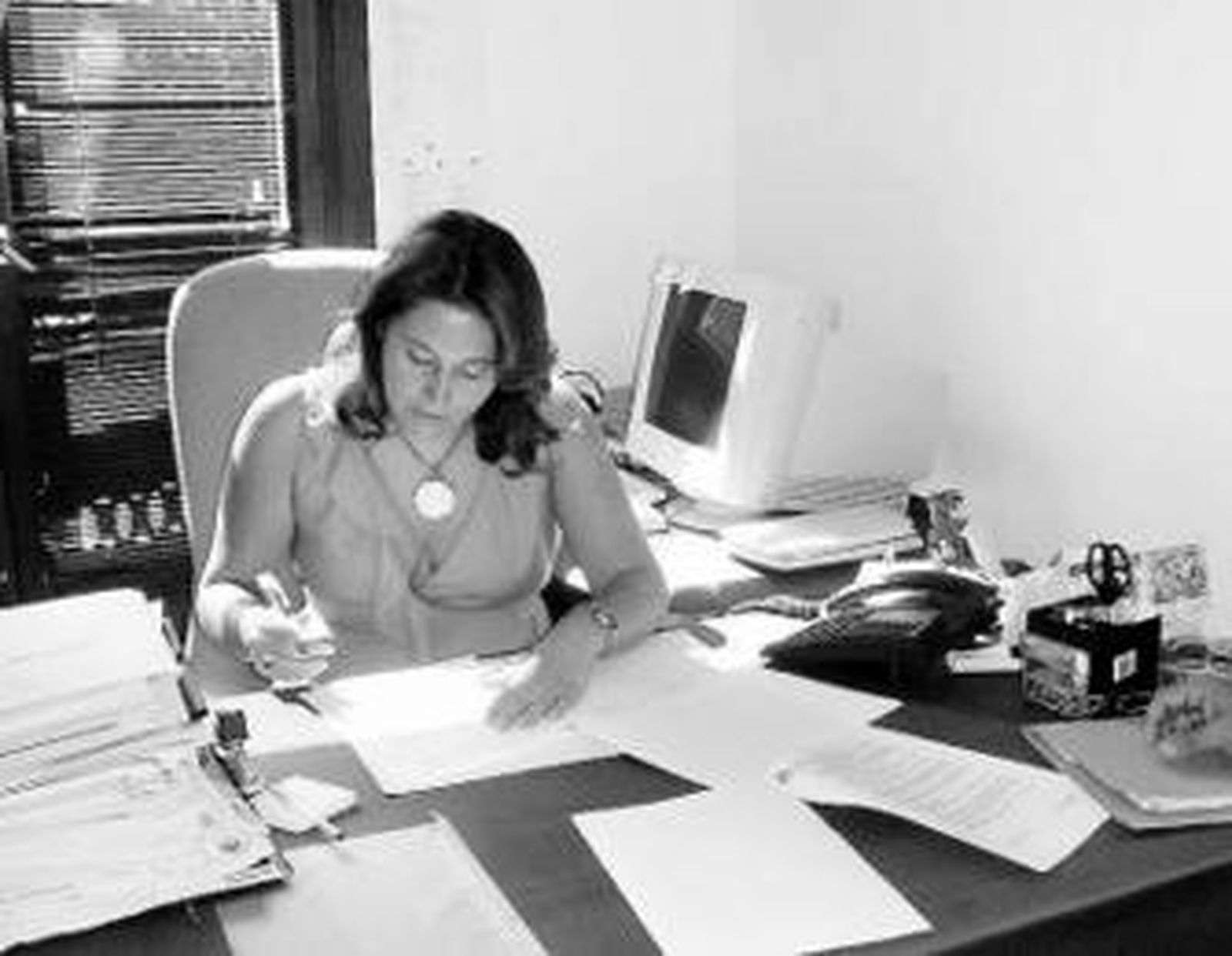 Carmen Crespo firmando el acuerdo de colaboración.