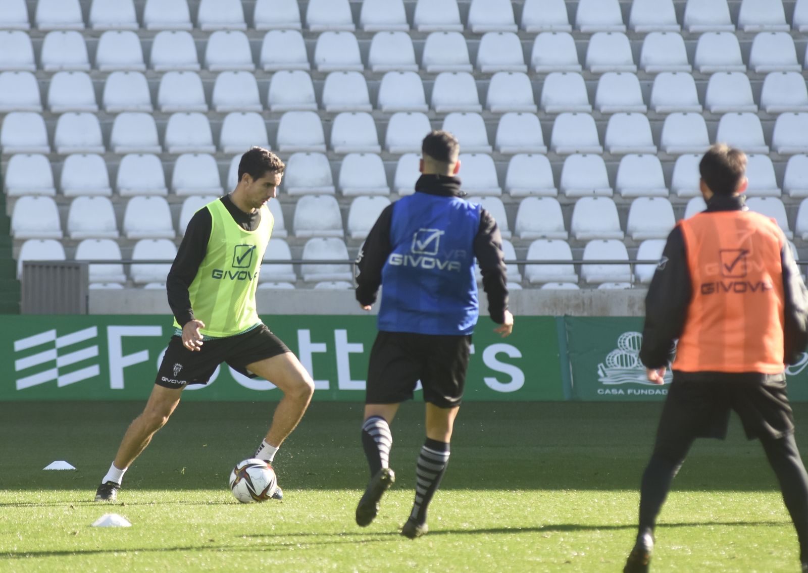 El regreso al trabajo del Córdoba CF tras el parón navideño, en imágenes