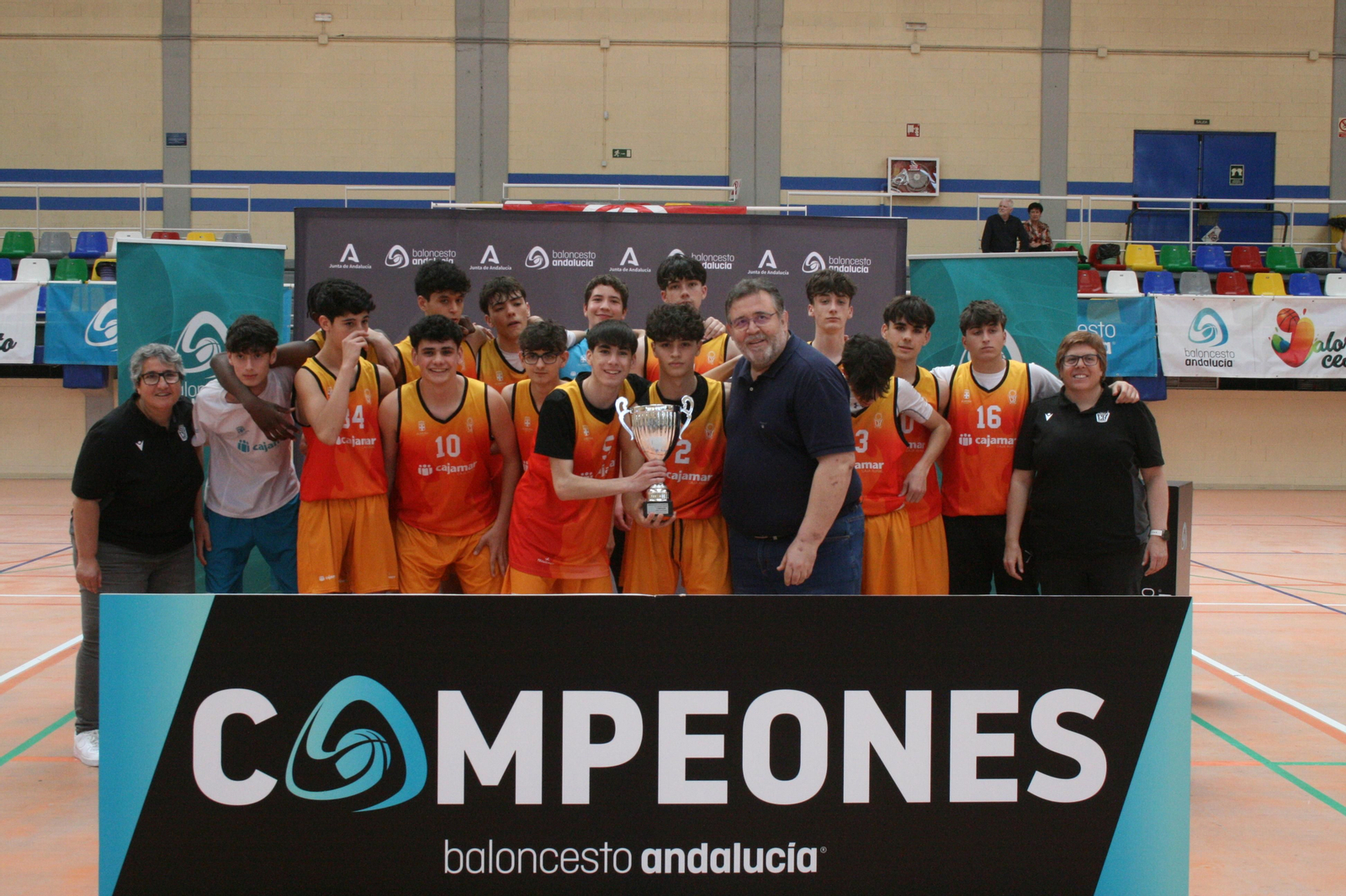 Los jugadores del conjunto almeriense posan con el trofeo de campeón.