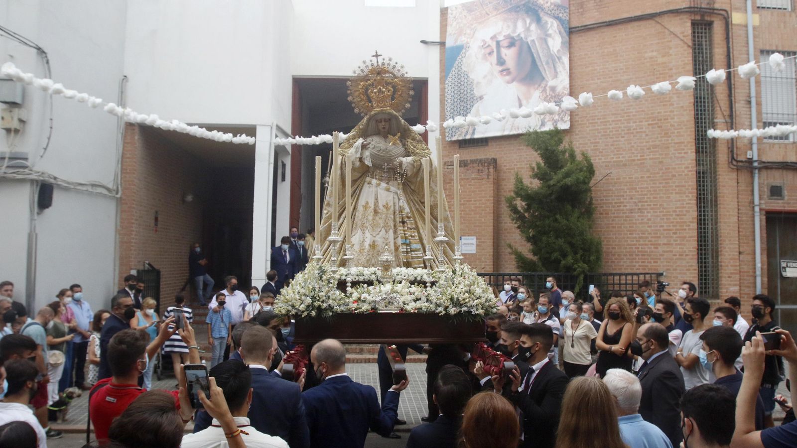 La Virgen de la Estrella, en su entrada a su templo. La Virgen de la Estrella, en su entrada a su templo.