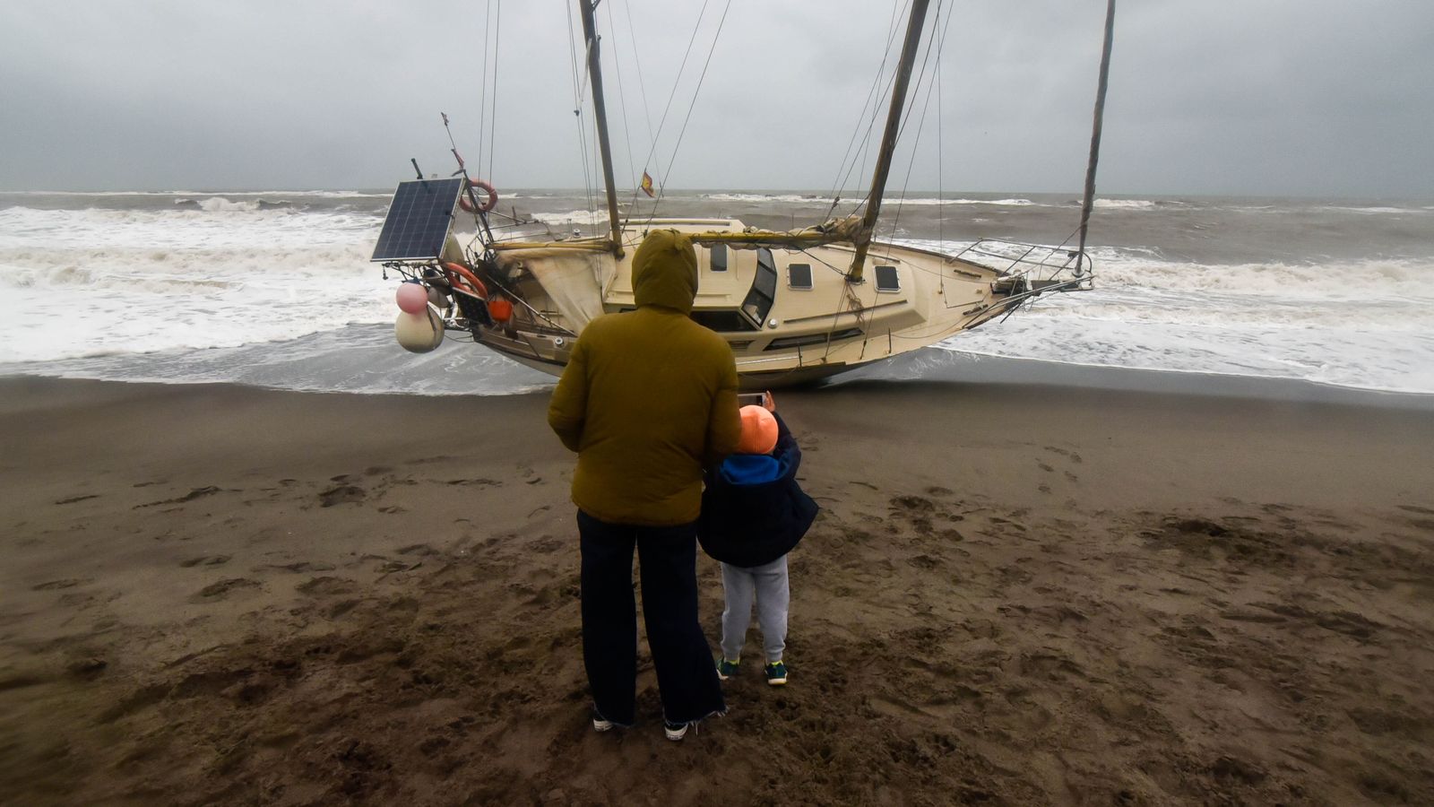 Velero varado en la playa de la Alcaidesa