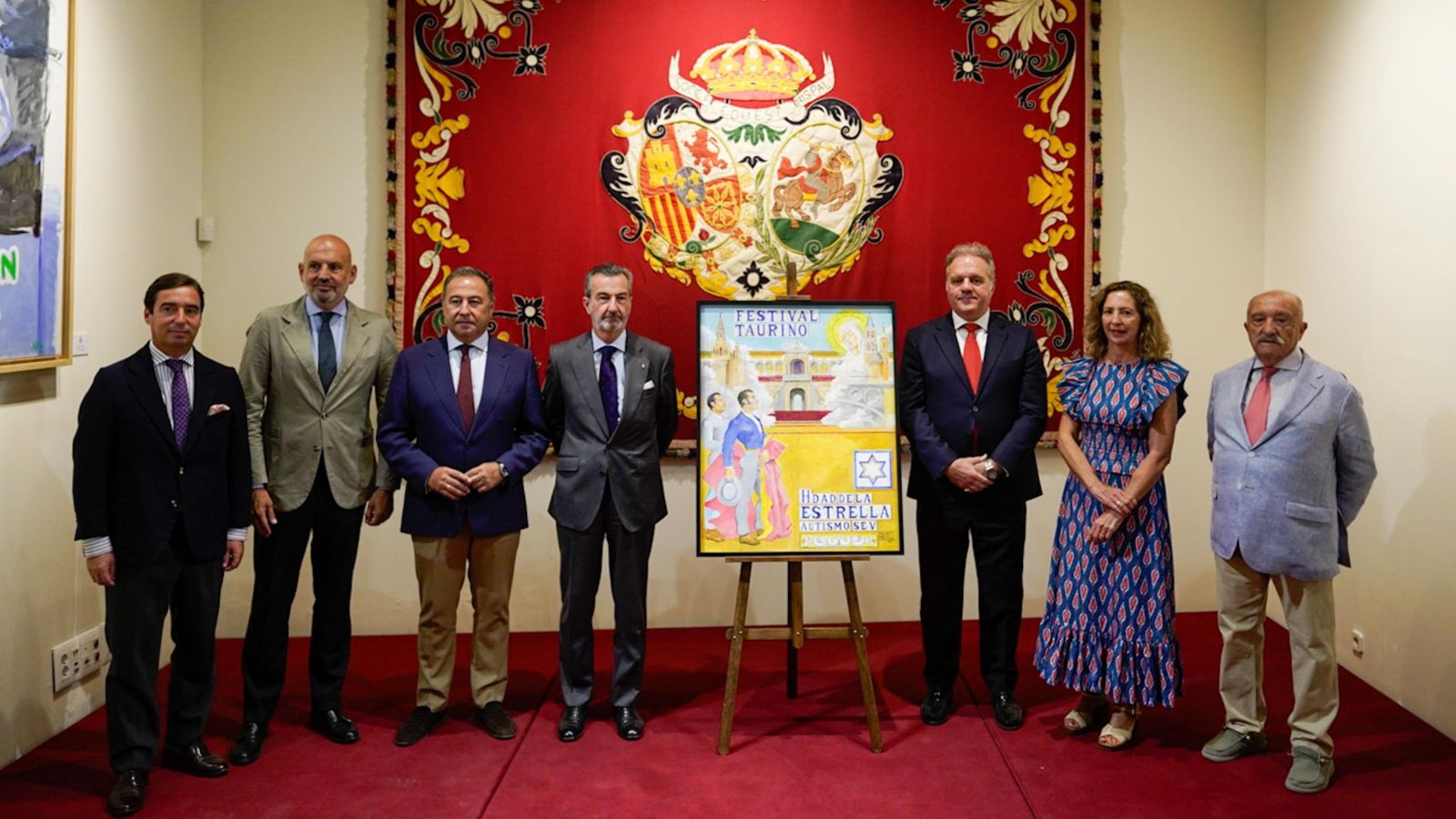 Autoridades y beneficiarios del festejo en la presentación del cartel que cerrará la temporada taurina hispalense.