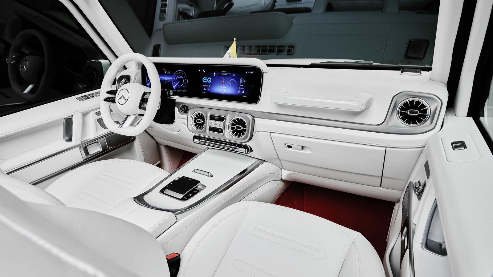 Obviamente, el blanco es el color predominante tanto por fuera como de puerta a dentro en este especialísimo Clase G.