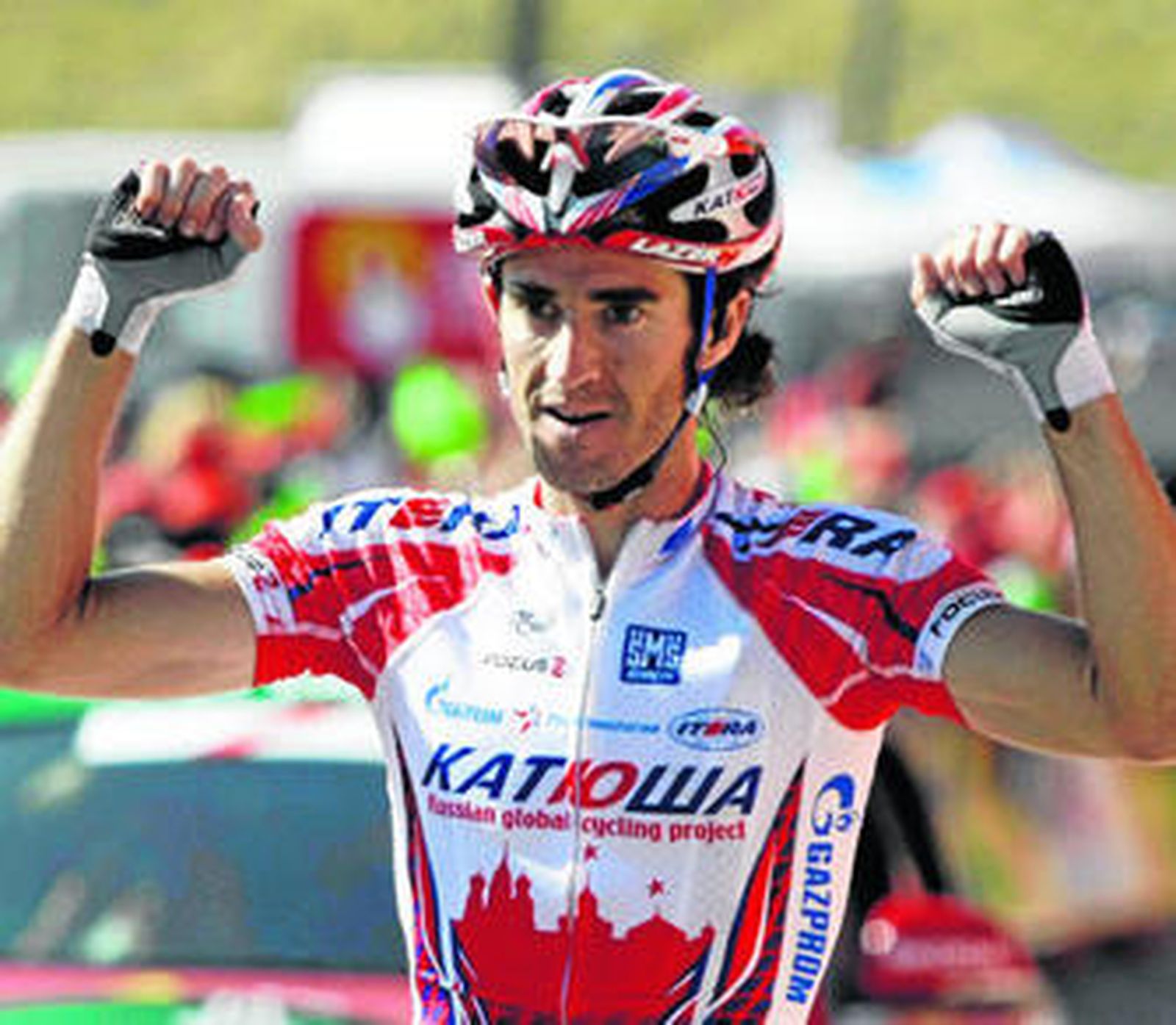 Dani Moreno levanta los brazos en señal de victoria en la línea de meta de Sierra Nevada.