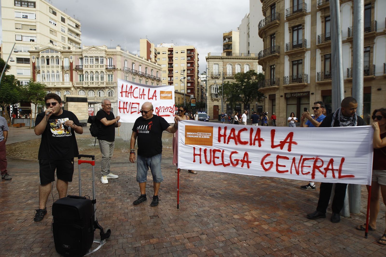 Manifestación en Almería por el derecho a la vivienda, en imágenes