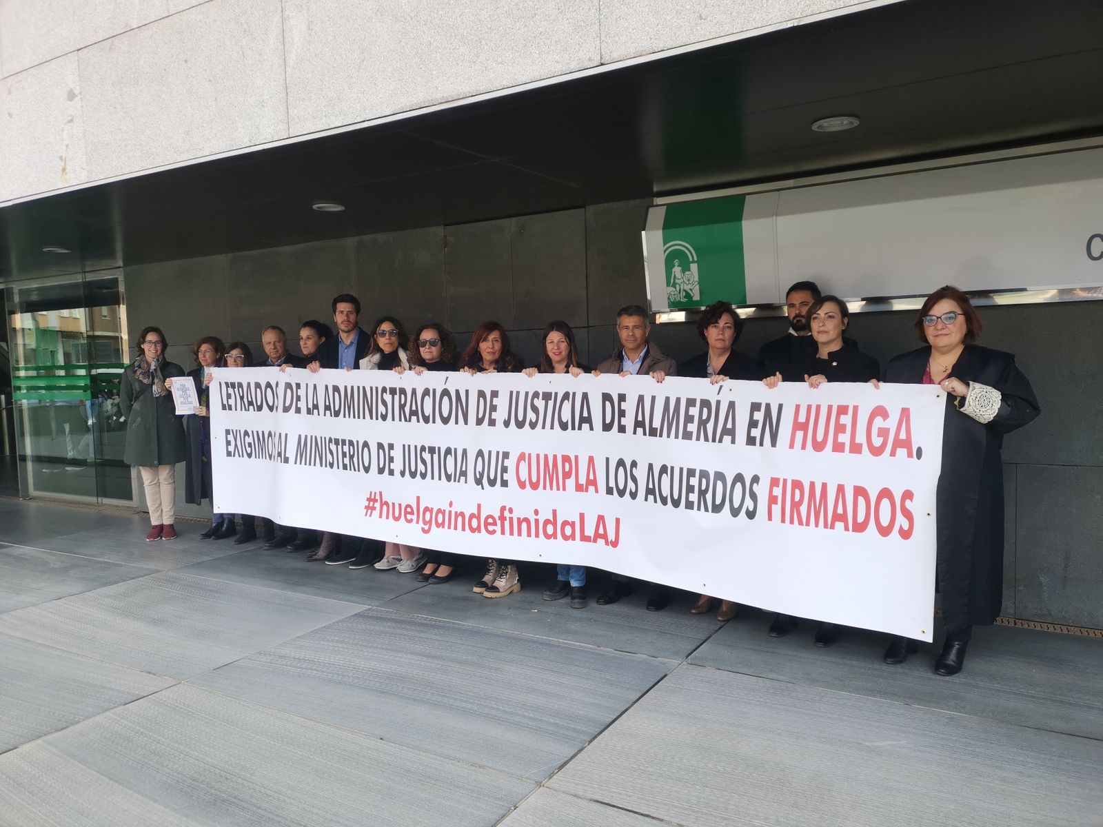 Los LAJ se han vuelto a concentrar este lunes en la Ciudad de la Justicia de Almería.