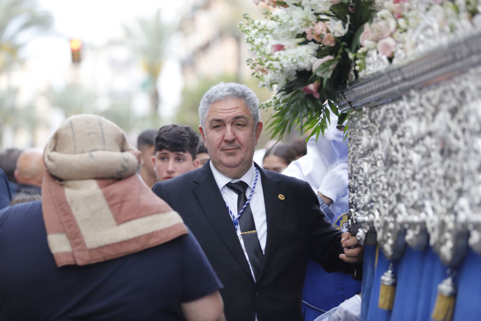 La Hermandad de la Sagrada Lanzada hace su estación de penitencia por las calles de Huelva