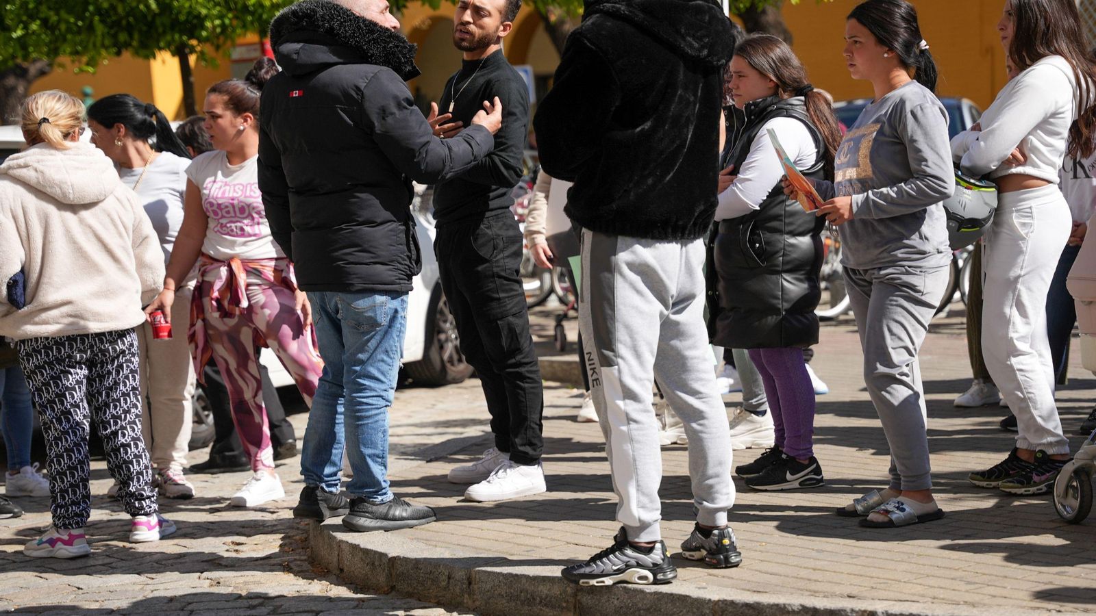 Miembros de ambos grupos hablan en los juzgados.