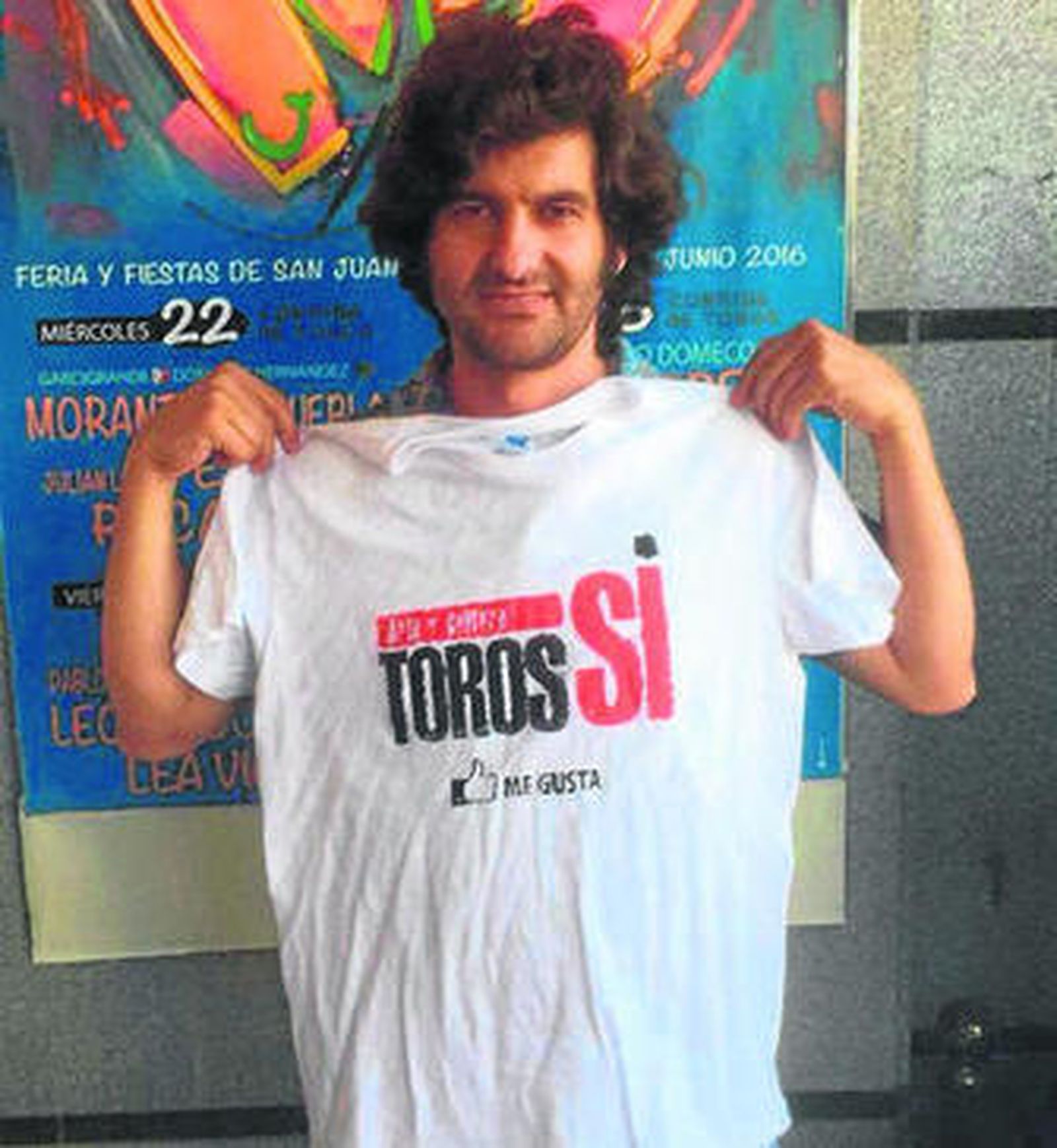 Morante de la Puebla, con la camiseta de Toros Sí.