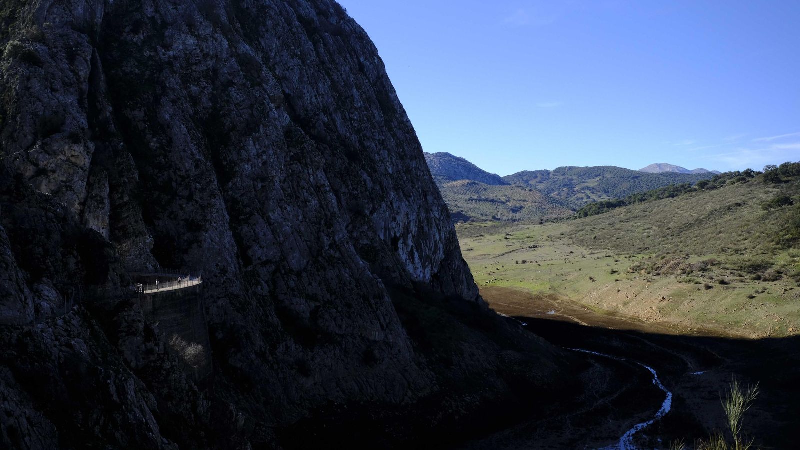 Visitantes sobre el muro de la presa de Montejaque