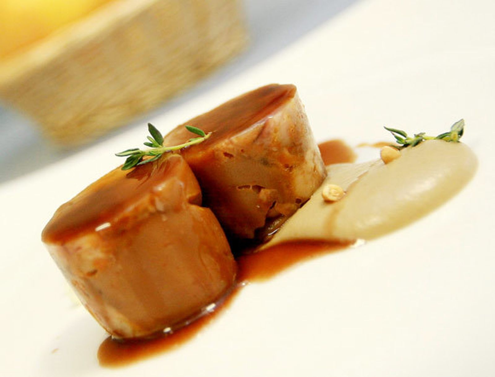 La receta: Manitas de cerdo guisadas con crema de berenjena, piñones y col salteadas