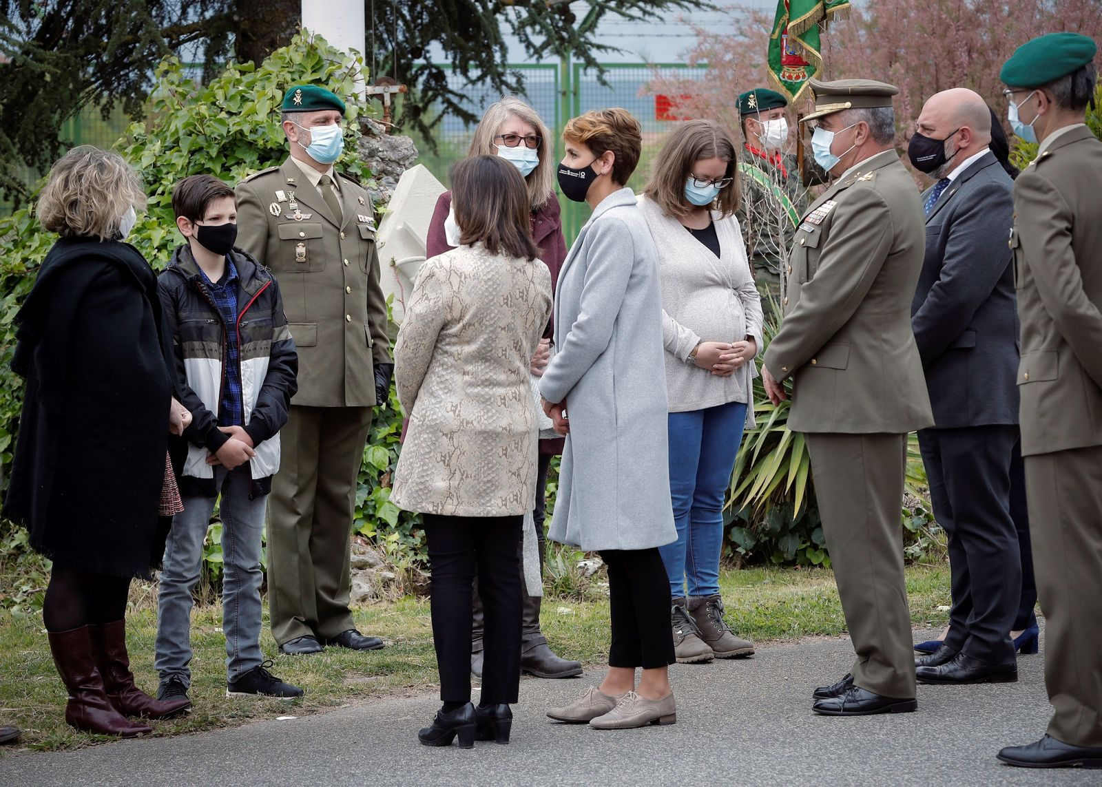 La ministra de Defensa, Margarita Robles (4i), dando el pésame este lunes a la familia del cabo fallecido por una trombosis tras recibir la vacuna de Astrazeneca.