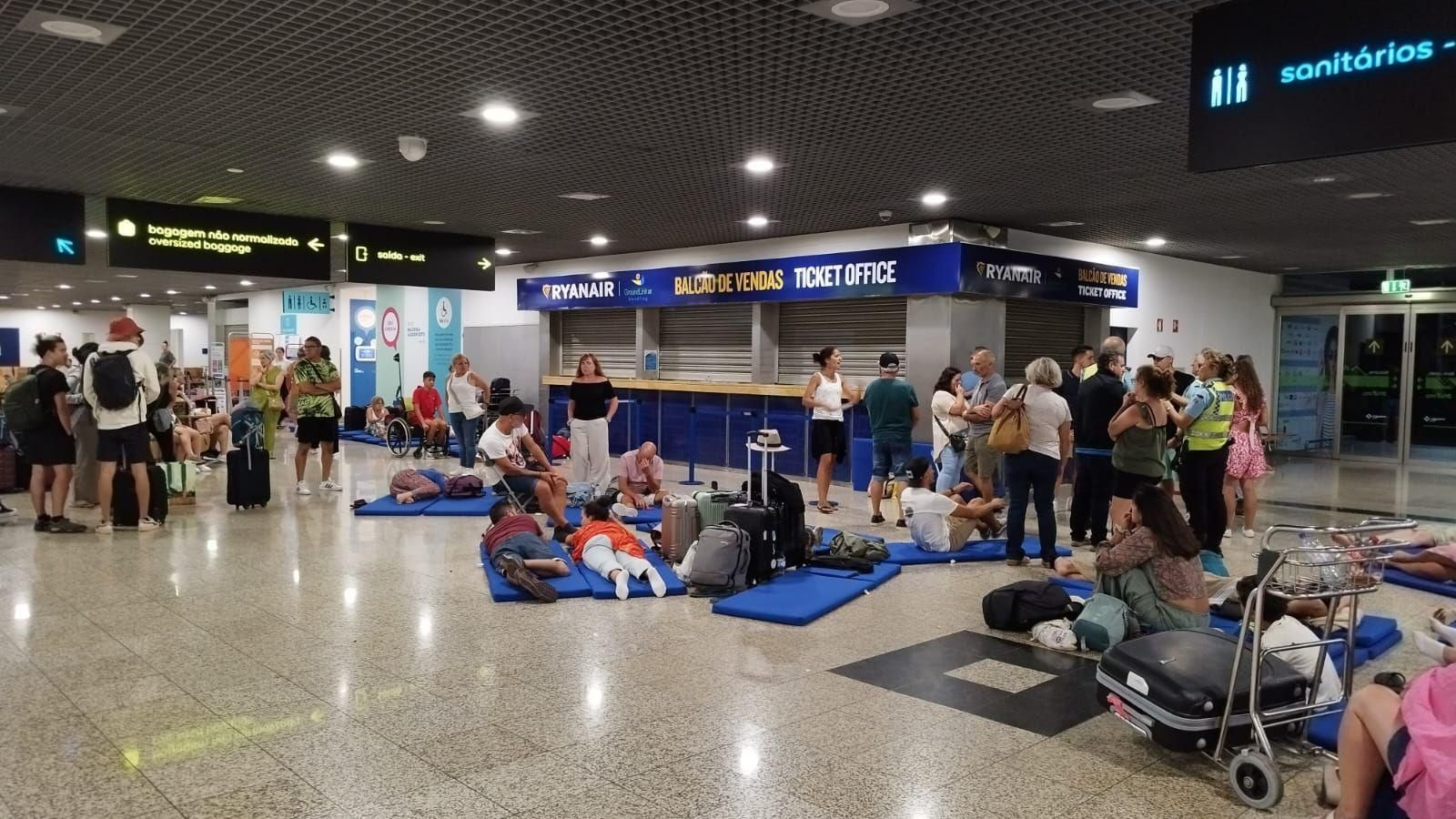 Españoles durmiendo en el aeropuerto esperando poder volver a casa