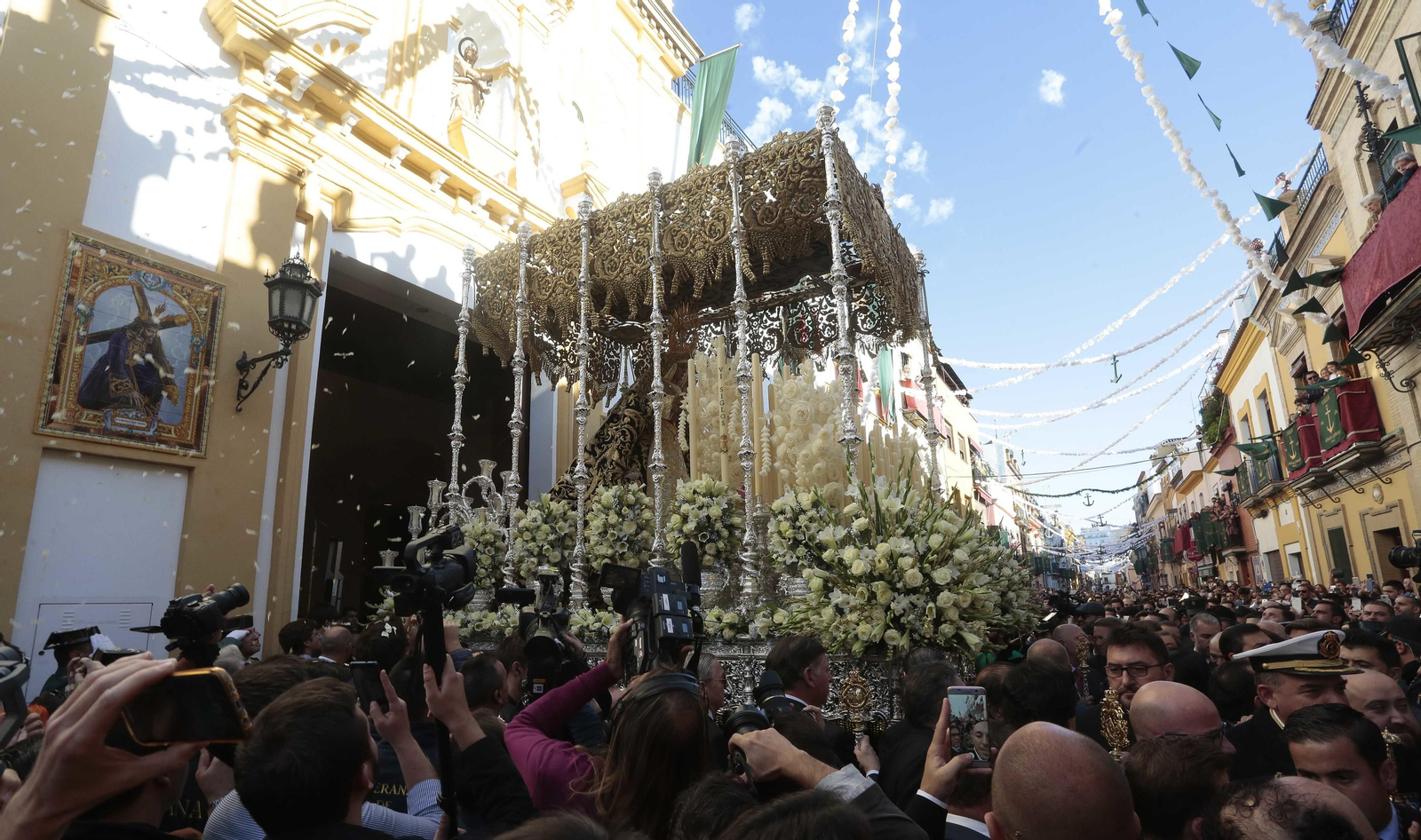 El traslado de la Esperanza de Triana, en imágenes