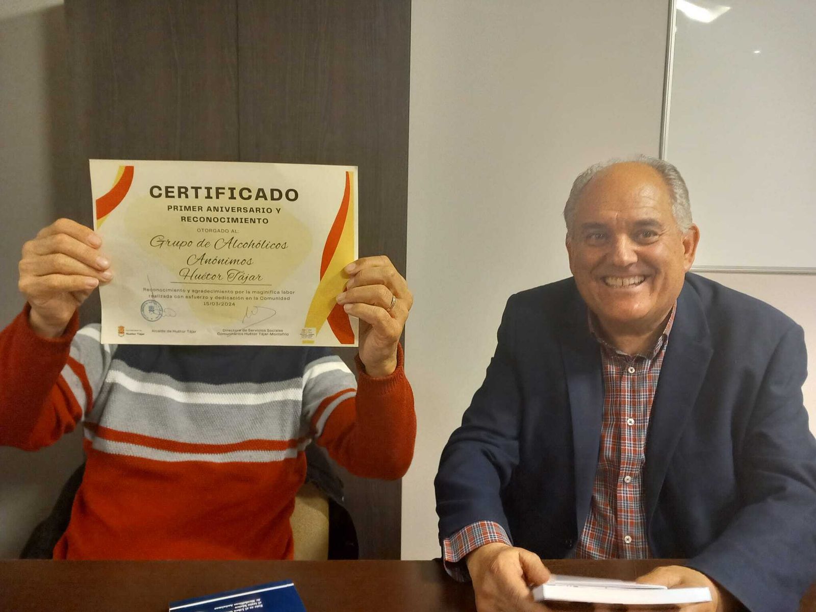 El alcalde de Huétor Tájar, Fernando Delgado, con uno de los vecinos perteneciente a Alcohólicos Anónimos