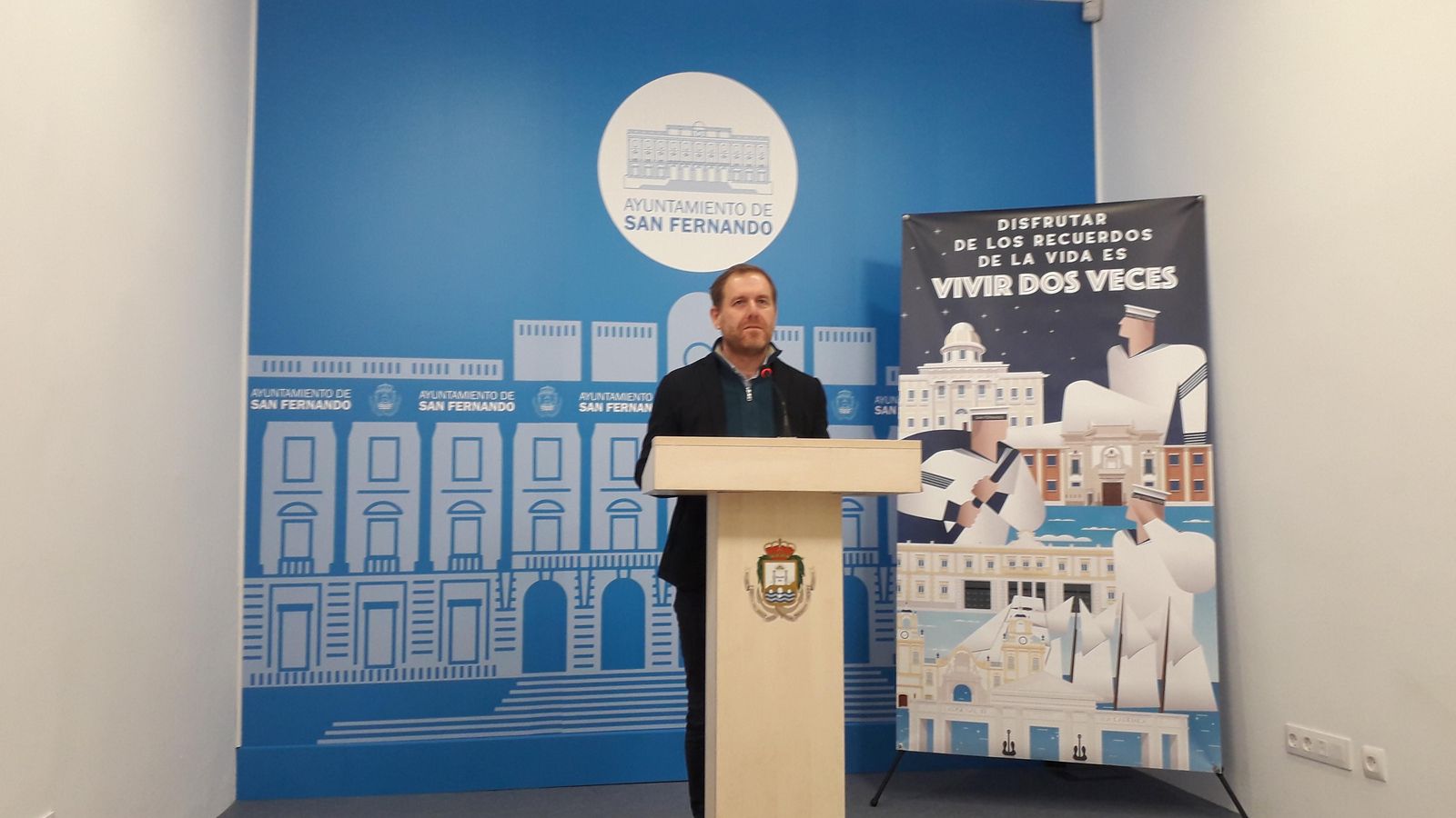 Conrado Rodríguez, concejal de Presidencia y Desarrollo Económico, junto al cartel diseñado para FITUR que recuerda a la mili Conrado Rodríguez, concejal de Presidencia y Desarrollo Económico, junto al cartel diseñado para FITUR que recuerda a la mili