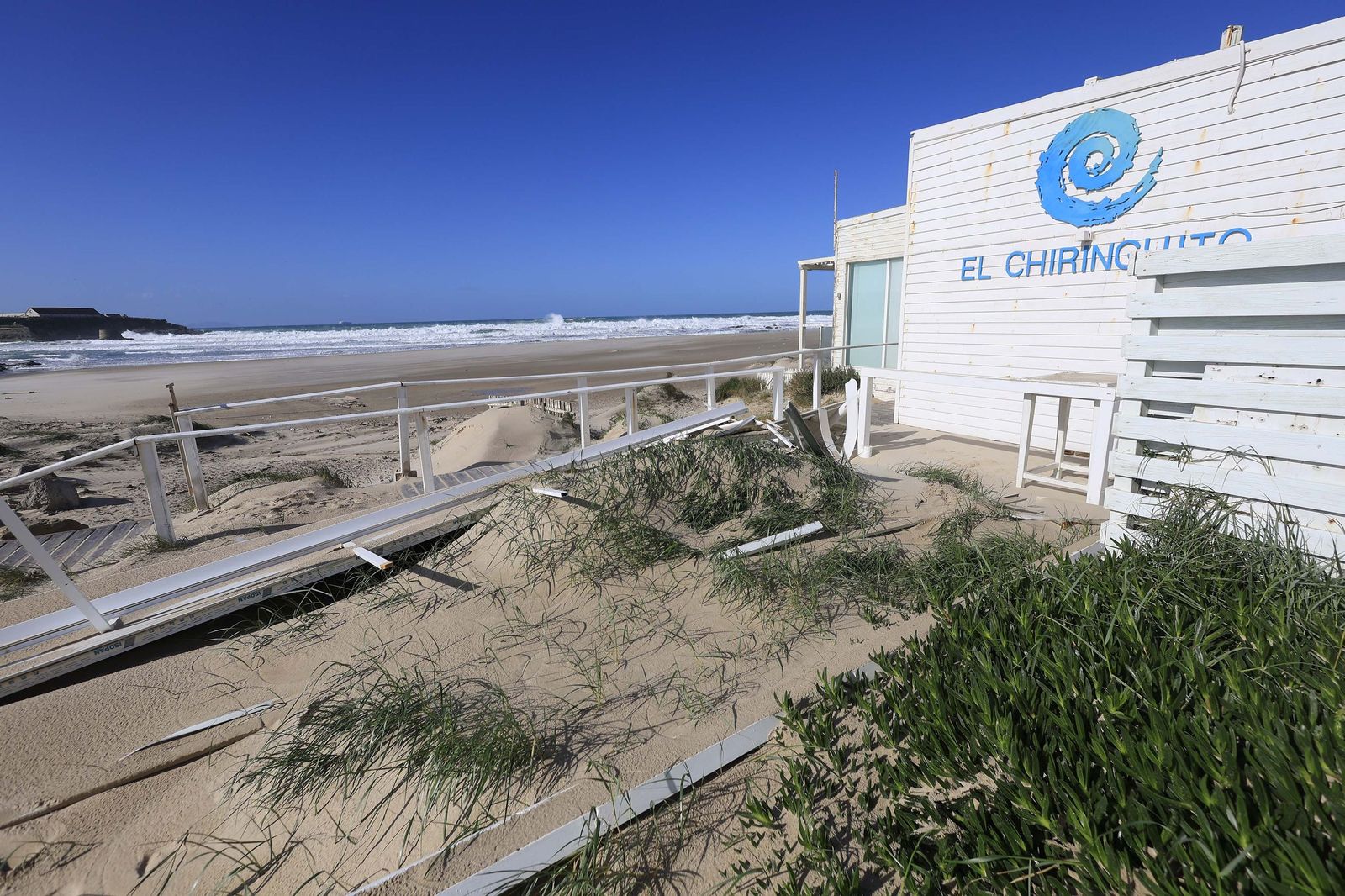 Las fotografías del paseo marítimo de Los Lances tras la borrasca Oriana