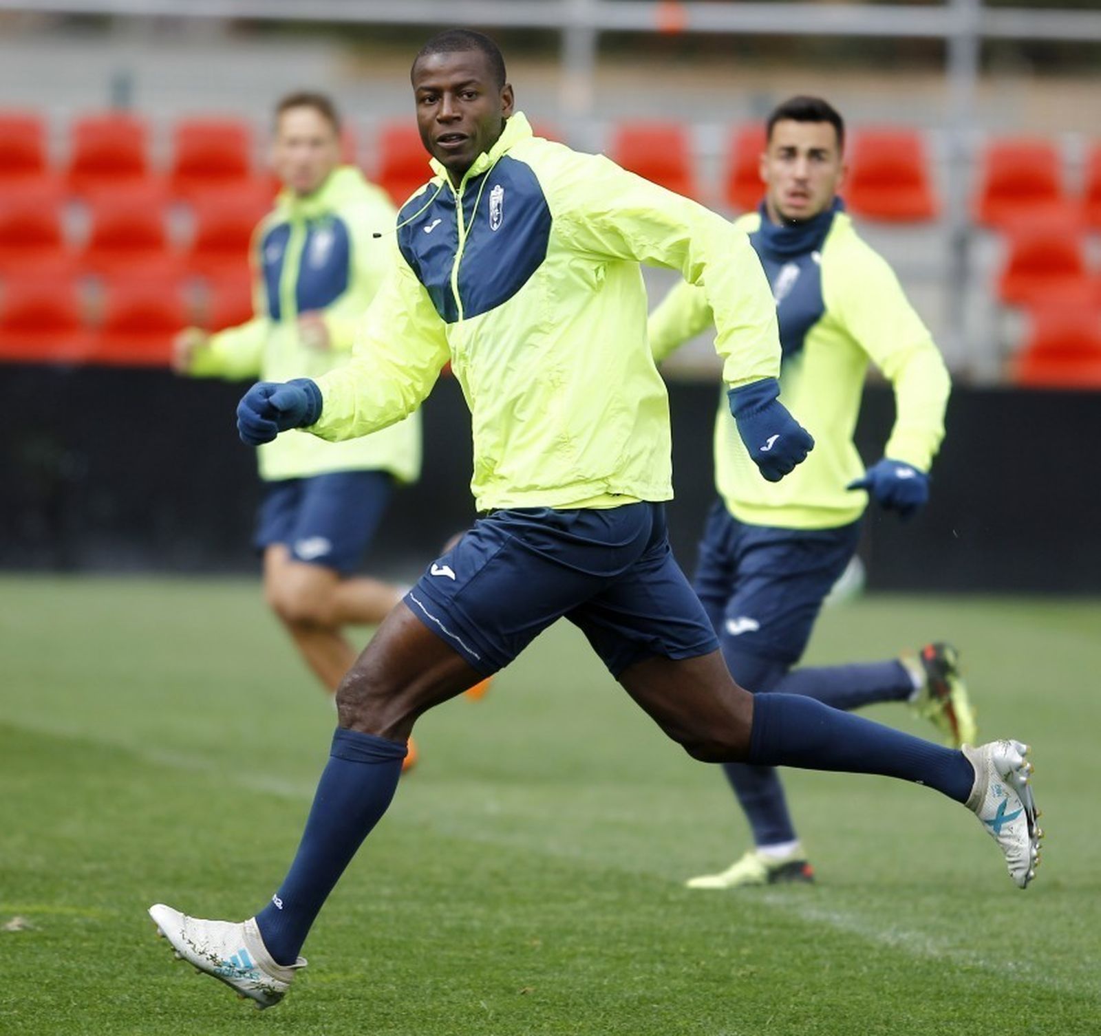 Adrián Ramos, con Joselu detrás, se aprestan a un remate en el entrenamiento de ayer.