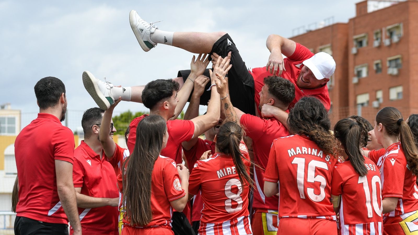 La intrahistoria de la gran fiesta del Almería por el ascenso a Segunda ...