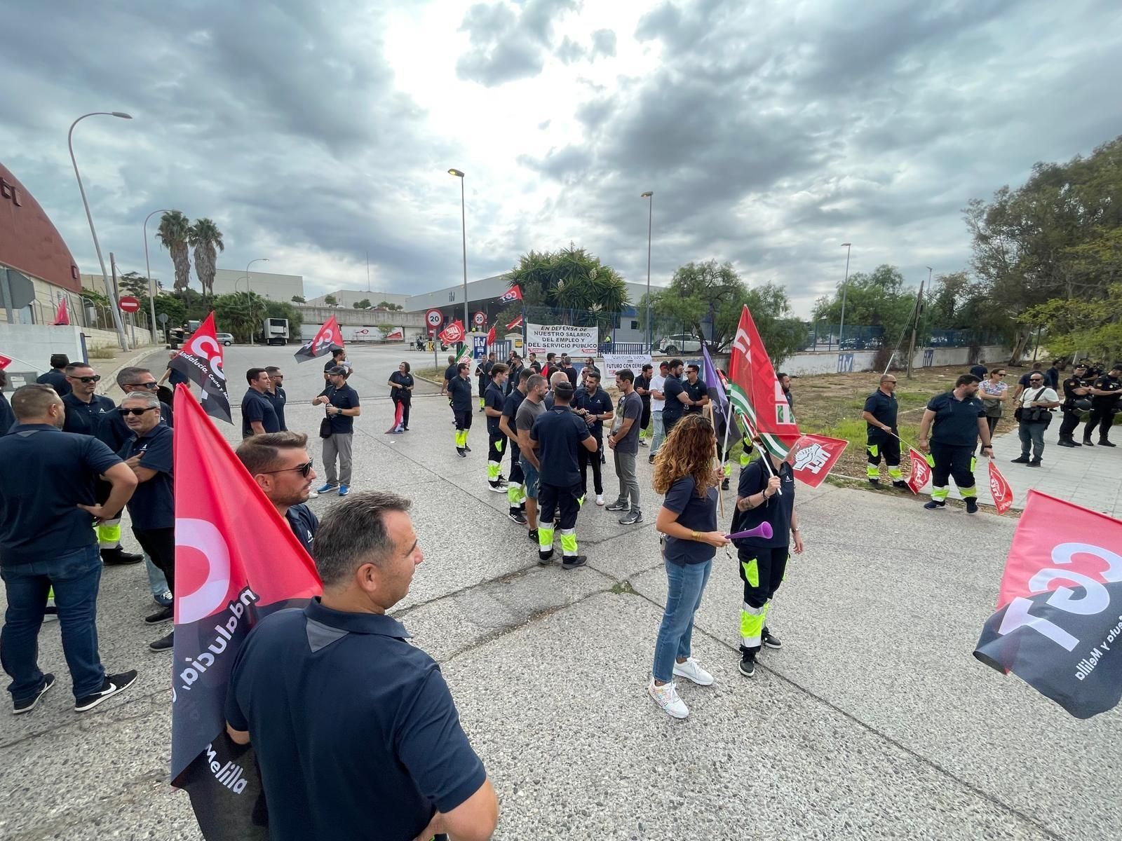 Concentración a las puertas de la ITV de Jerez por la huelga. Concentración a las puertas de la ITV de Jerez por la huelga.
