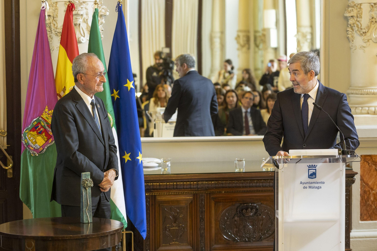 Francisco de la Torre y Fernando Clavijo en el Ayuntamiento de Málaga durante la entrega de la Biznaga de Plata.
