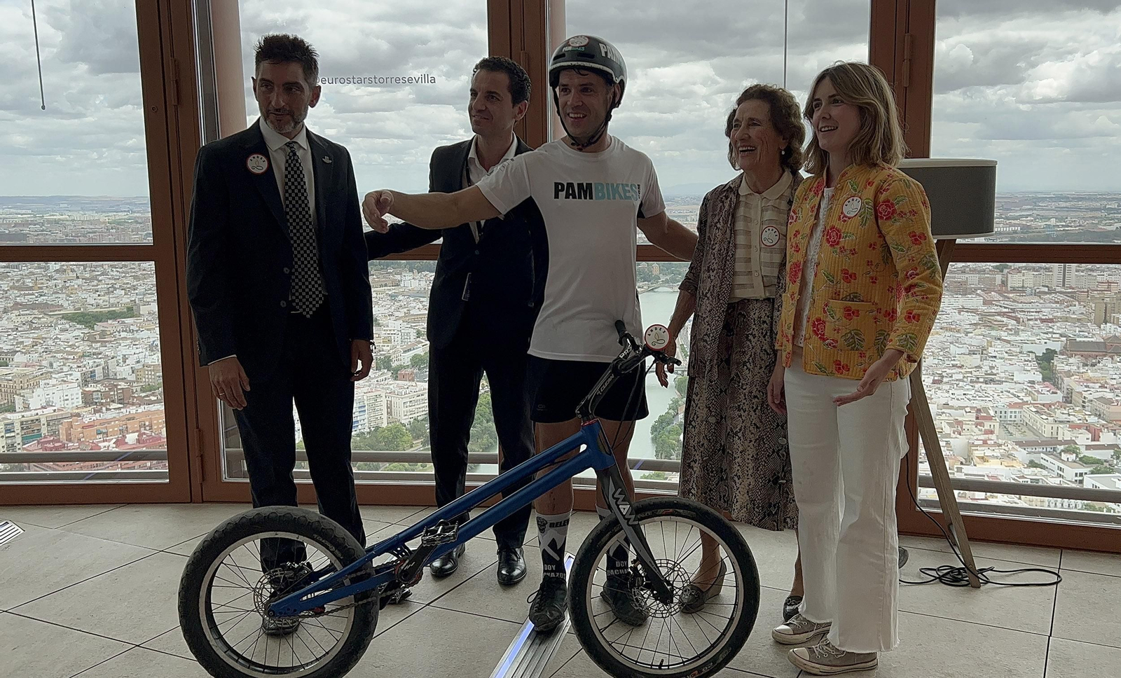 Pablo Adame bate un record mundial subiendo cuatro veces la Torre Sevilla, todas las imágenes