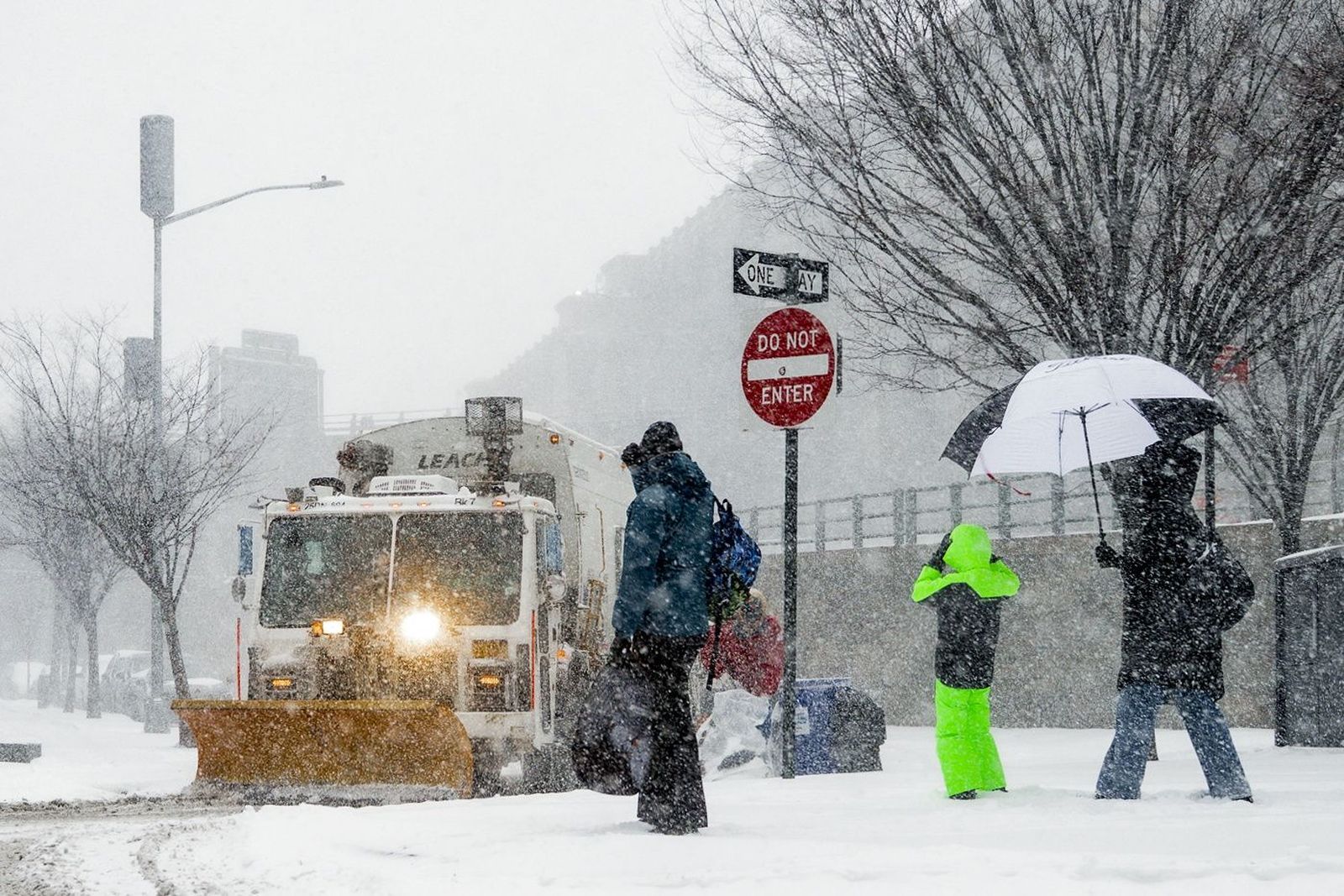 Las gélidas y blancas imágenes que deja la tormenta monstruosa en los EEUU