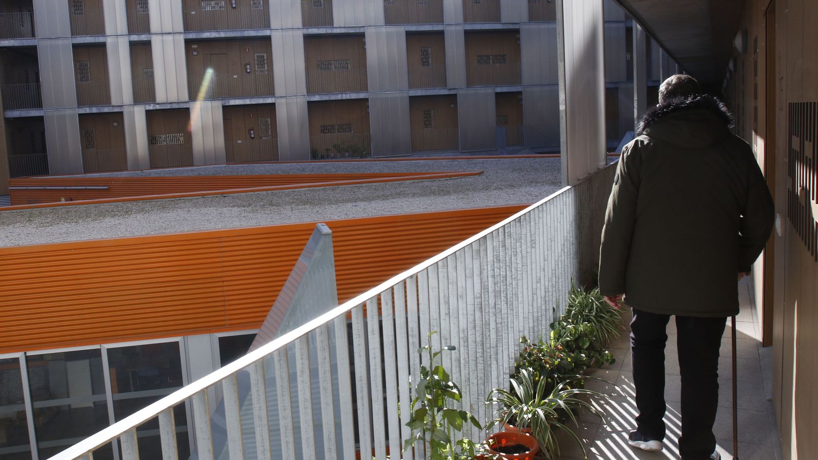 Miguel Ángel Rosas pasea por uno de los pasillos interiores del bloque.