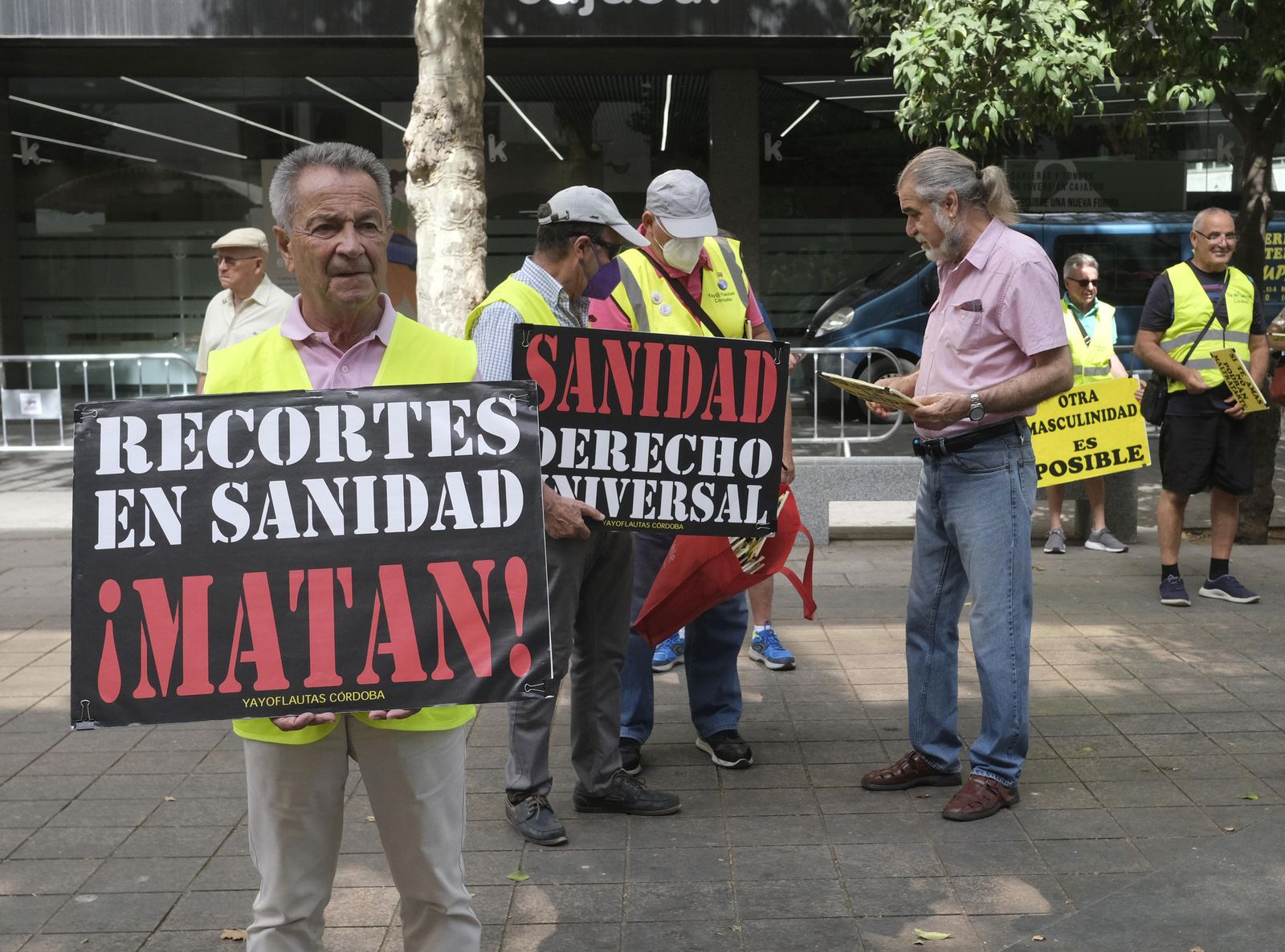 Las fotografías de los yayoflautas en Córdoba: pancartas, chalecos amarillos y nada de flautas