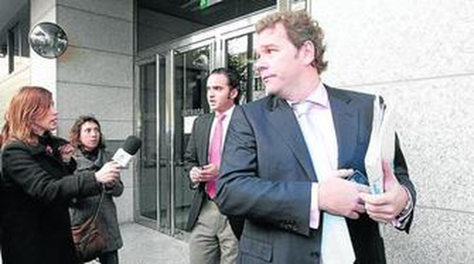 Los abogados Francisco y Miguel Ángel Torres (arriba) y Joaquín Monterreal (abajo) a la salida de los juzgados.