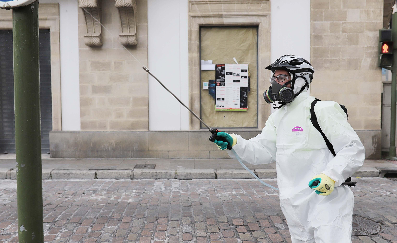Un operario durante labores de limpieza durante este estado de alarma.