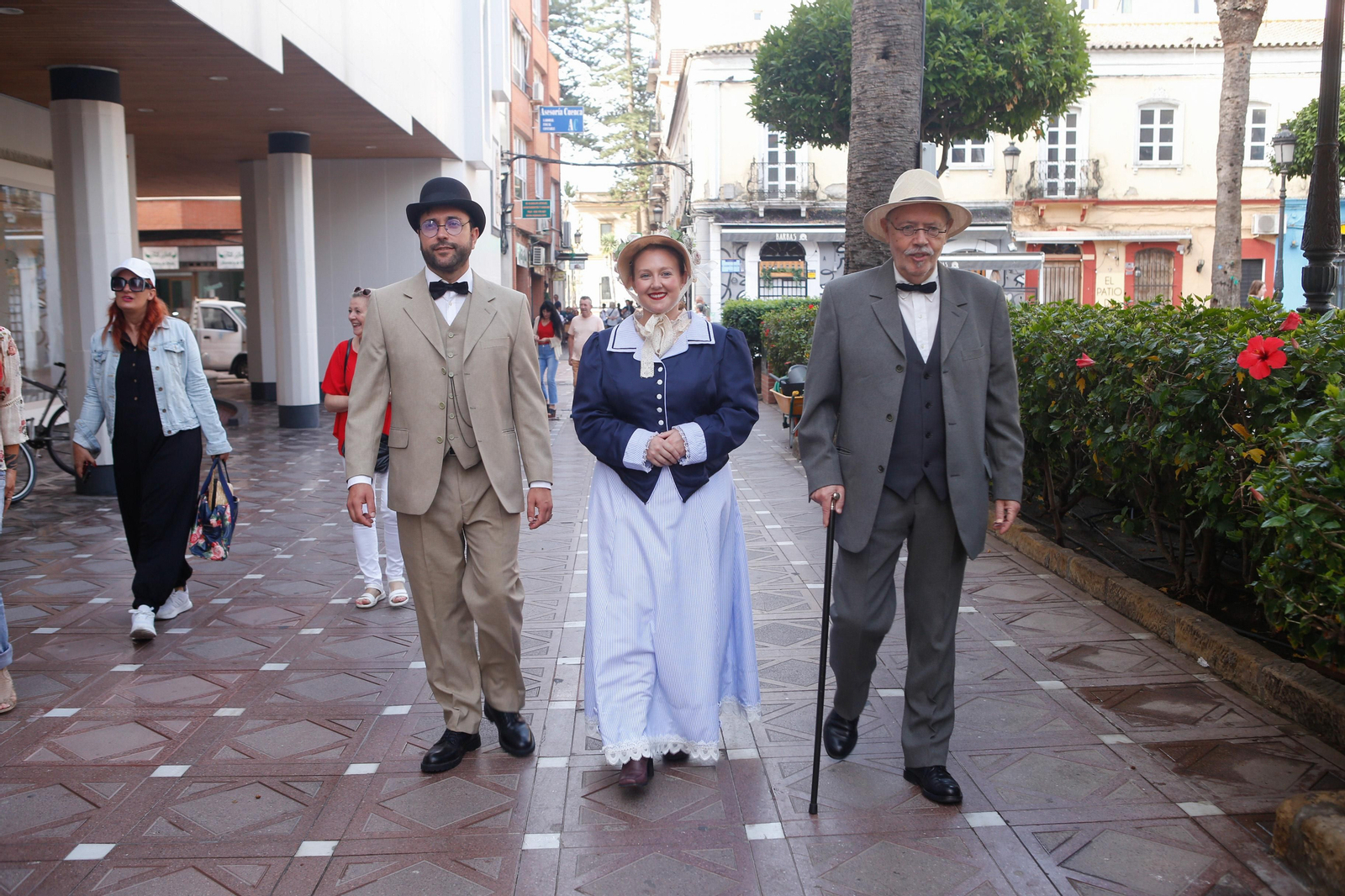 Los personajes de la novela Ulises de James Joyce pasean por La Línea, en imágenes